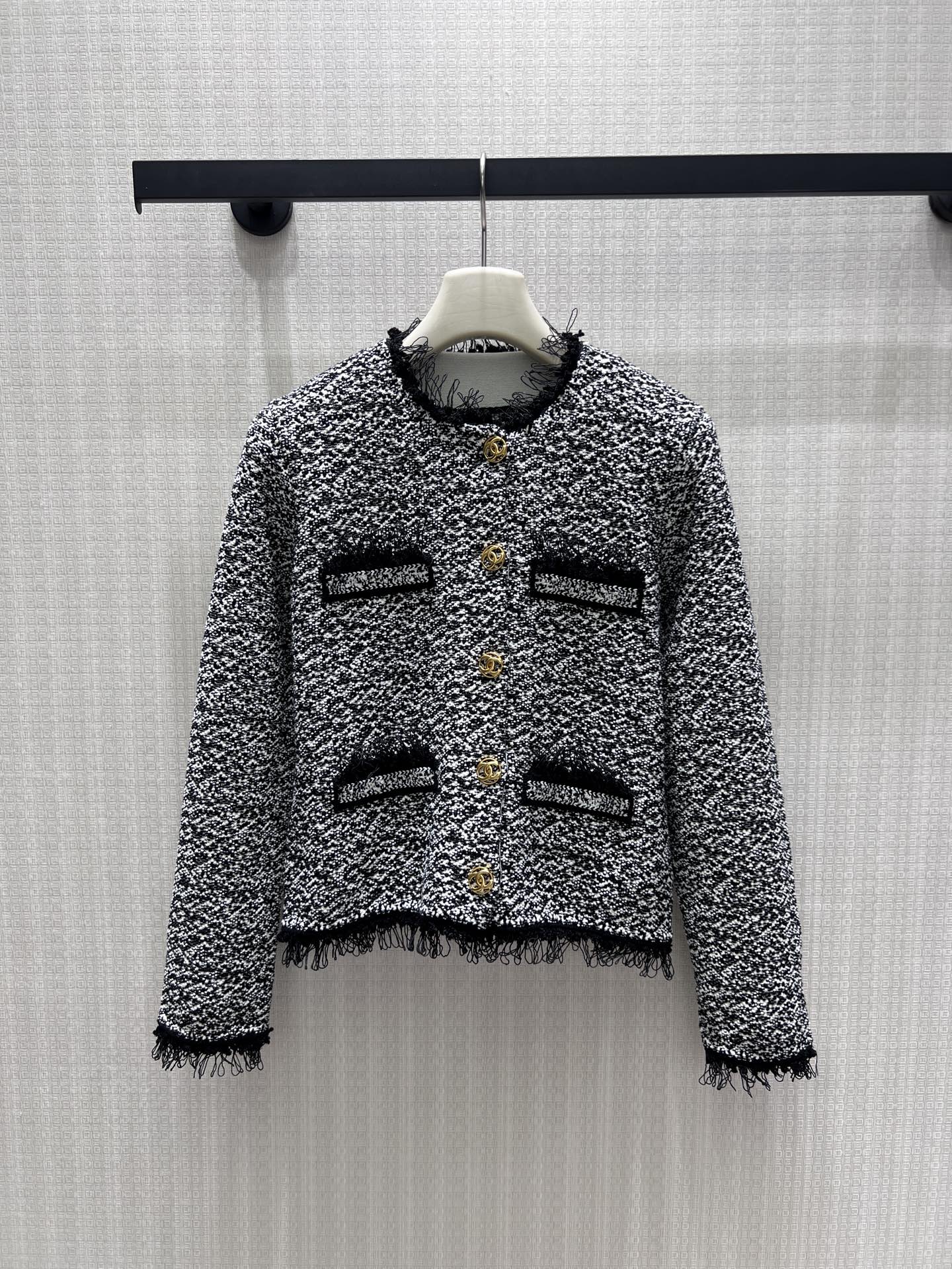 NO:957024,New product for autumn 26, Chan** black and white variegated tweed jacket, with a retro and noble style. The body is surrounded by exquisite black hair tassels, gilt-engraved buttons enhance sophistication, and symmetrical pockets are both decorative and practical. The neat short version cleverly raises the waistline, and is well-tailored without flattering the figure. It combines elegance and sassy temperament, suitable for commuting and dating, and easily creates a timeless French celebrity look. In stock 36/38/40  Actual detailed pictures, chanel, jackets & coats,1986090926秋新新品 Chan**黑白杂色粗花呢小香外套,自带复古贵气格调.衣身环绕精致黑色毛须流苏,鎏金雕花纽扣提升精致度,对称口袋兼顾装饰与实用.利落短款版型巧妙拉高腰线,剪裁得体不挑身形.融合优雅与飒爽气质,通勤、约会皆适配,轻松打造永不过时的法式名媛造型.现货36/38/40 实拍细节图,,chanel,jackets & coats,,Women's clothing