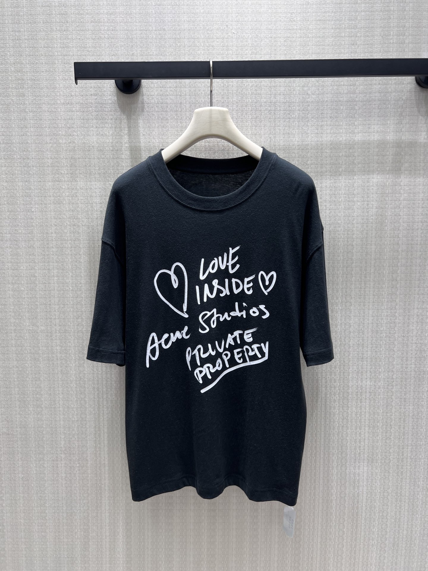 NO:957996,26 early autumn new Ac** graffiti Chinese Valentine's Day love long-sleeved T-shirt, available in black and white. The casual hand-painted letters and love prints are full of relaxed artistic feeling, the simple round neck is matched with a loose shoulder design, and the lazy atmosphere is just right. The upper body of light and soft fabric is comfortable and breathable, and the short hem optimizes the proportion. It is refreshing and casual to wear alone, and the layered jacket is full of layers, easily interpreting the Nordic minimalist street style. Detailed pictures of the actual sml of the current stock, jackets & coats, tees, t-shirt,1986090926早秋新款 Ac**涂鸦七夕爱心长袖T恤,黑白双色可选.随性手绘字母与爱心印花充满松弛艺术感,简约圆领搭配宽松落肩版型,慵懒氛围恰到好处.轻薄柔和面料上身舒适透气,短款下摆优化比例.单穿清爽随性,叠搭外套层次感十足,轻松诠释北欧极简街头格调.现货smL实拍细节图,,jackets & coats,tees，t-shirt,,Women's clothing