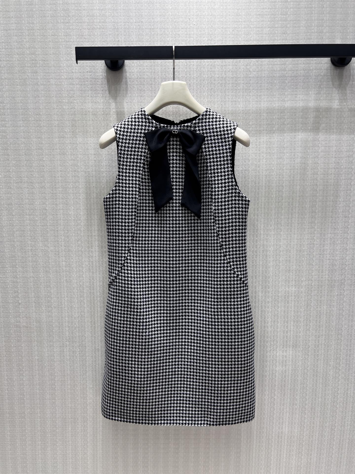 NO:958053,26 new autumn and winter Dio** houndstooth sleeveless straight dress, silk lining, high-definition, with retro and elegant style. The black bow is cleverly embellished on the neckline, adding a sense of gentleness and sophistication. The neat H-shaped version accommodates the body shape, and the simple tailoring weakens the restraint of lines. The textured fabric is crisp and stylish, and the black and white color scheme is timeless. It is suitable for commuting and dating, and can easily interpret the temperament of a French intellectual lady. In stock 36/38/40 Real shot details, dior, skirts, real  silk,1986090926秋冬新款Dio**千鸟格无袖直筒连衣裙真丝里布 高定, 自带复古优雅格调.领口黑色蝴蝶结巧妙点缀,增添温柔精致感.利落H型版型包容身形,简约剪裁弱化线条束缚.肌理面料挺括有型,黑白配色永不过时,通勤约会两相宜,轻松演绎法式知性大小姐气质.现货36/38/40 实拍细节图,,dior,skirts,real silk,,Women's clothing