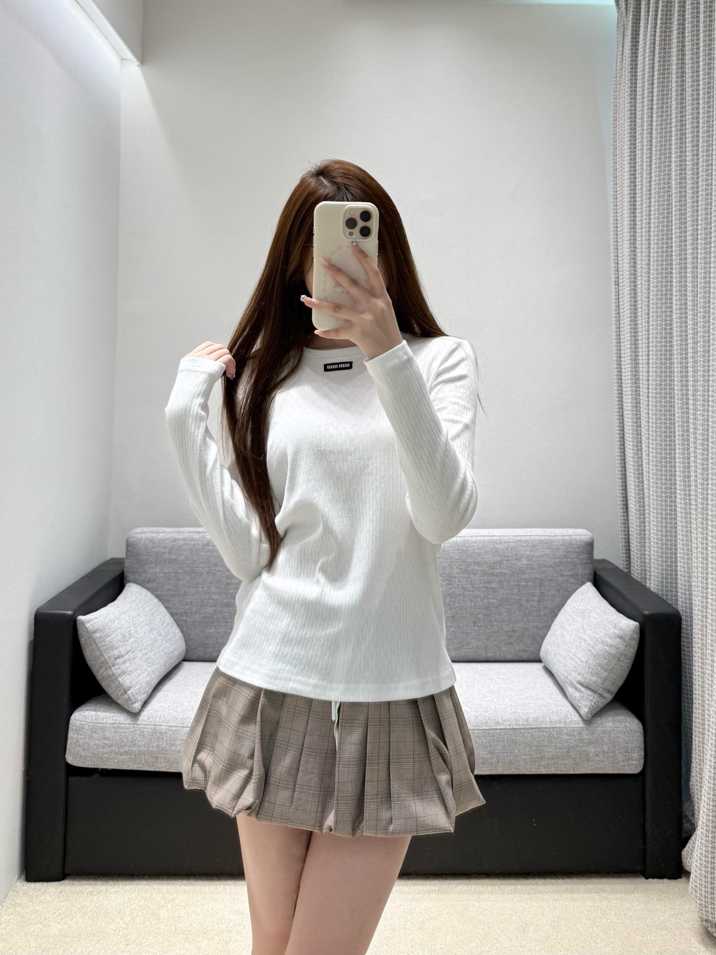 NO:958128,26 early autumn new products  Miu** pitted round neck long sleeve base, three soft colors to choose from. The delicate vertical grain fabric is soft and skin-friendly, with its own texture, and the small woven label on the chest is a low-key mark of the brand style. The simple and slim short version cleverly optimizes body proportions. It is fresh and simple to wear alone, and it is also a layering artifact in autumn and winter. It is suitable for jackets and vests, and can easily create a retro girl's daily light luxury look. In stock 36/38/40, miumiu, jackets & coats,1986090926早秋新品 Miu**坑条圆领长袖打底,三色温柔甄选.细腻竖纹面料软糯亲肤,自带肌理质感,胸前织唛小标低调标识品牌格调.简约修身短款版型,巧妙优化身材比例.单穿清新简约,亦是秋冬叠搭神器,适配外套、马甲,轻松打造复古少女日常轻奢造型.现货36/38/40,,miumiu,jackets & coats,,Women's clothing