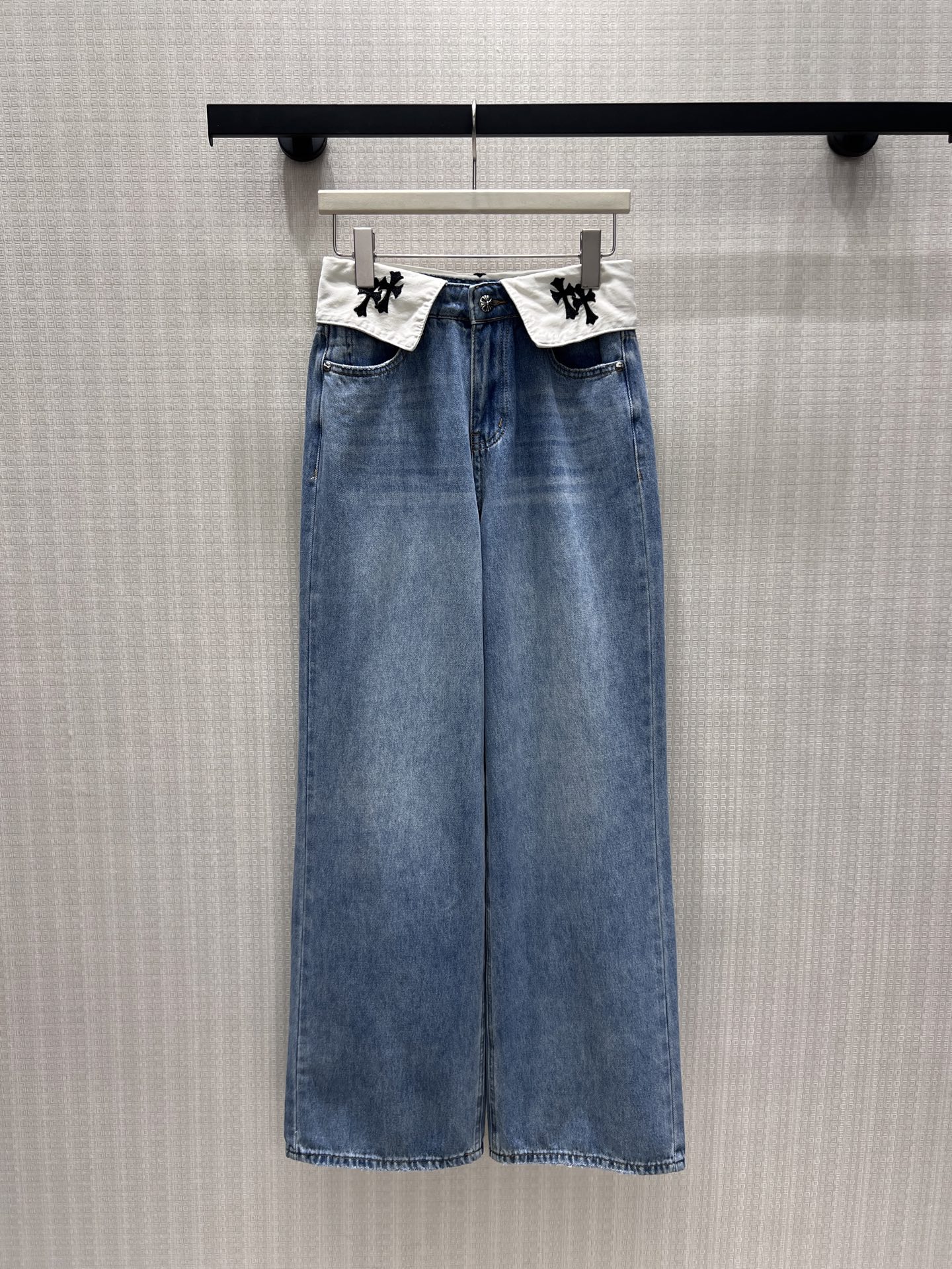 NO:958826,New arrivals for autumn and winter 26. Retro washed light blue wide-leg jeans with a unique turn-over waistband design and contrasting printed patches for added recognition. The neat, slim-flared trousers have outstanding drape, and smooth lines modify the leg shape, adapting to all body shapes. The classic denim fabric is moderately soft and hard, and the washed tones are refreshing and soft. It can be easily matched with various tops in daily life, creating a relaxed and design-rich street fashion look. Detailed photos of the real stock sml,,jeans,1986090926秋冬新品 复古水洗浅蓝色阔腿牛仔裤,翻折腰头设计别具巧思,撞色印花饰片增添辨识度.利落微喇裤型垂感出众,流畅线条修饰腿型,包容各类身形.经典牛仔面料软硬适中,水洗色调清爽柔和,日常搭配各式上衣轻松出彩,塑造松弛又富有设计感的街头时髦造型.现货smL 实拍细节图,,jeans,,Women's clothing