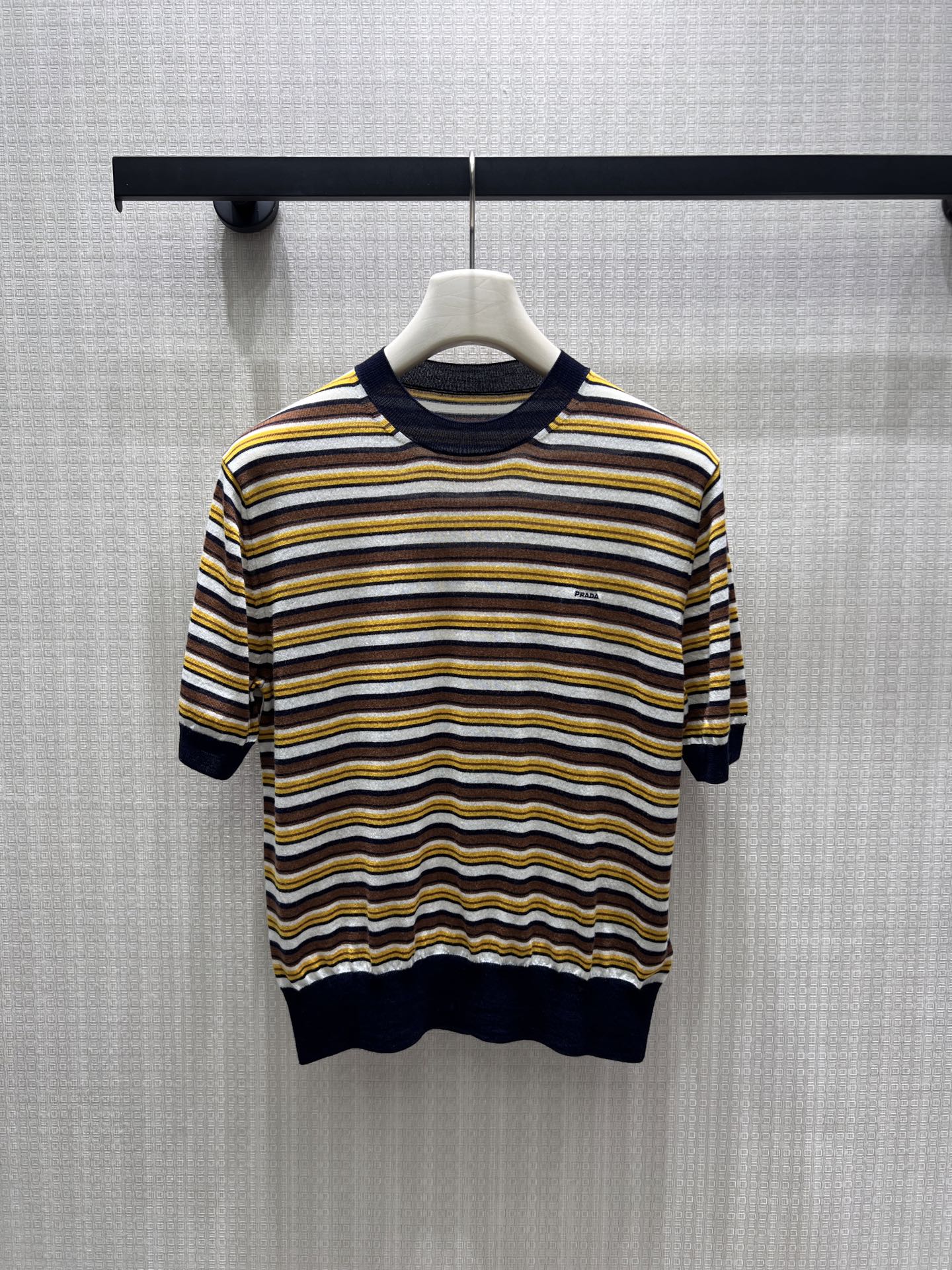 NO:958030,26th early autumn new product Pra** retro striped knitted short-sleeves, integrating Italian retro aesthetics. Contrasting horizontal stripes are scattered in layers, calm tones are durable and high-end, simple round neck with rib closing, neat and decent fit. Delicate and light knitted fabric is skin-friendly and breathable, and the mini woven label on the chest low-key highlights the brand texture. It is versatile and does not choose bottoms, and can easily create a lazy and intellectual old money style daily wear. Ready stock sml real shot details, prada, T-shirt,1986090926早秋新品 Pra**复古条纹针织短袖,融合意式复古美学.撞色横条层次错落,沉稳色调耐看高级,简约圆领搭配罗纹收口,版型利落得体.细腻轻薄针织面料亲肤透气,胸口迷你织标低调彰显品牌质感.百搭不挑下装,轻松打造慵懒知性的老钱风日常穿搭.现货smL 实拍细节图,,prada,T-shirt,,Women's clothing