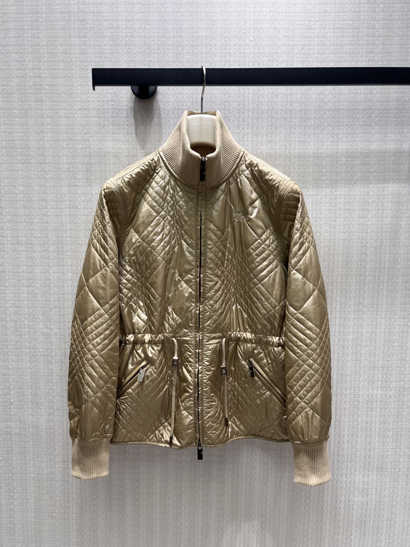 NO:958824,26 autumn and winter new product Burb** diamond waisted cotton jacket, new in three colors, exclusive first release. The neat knitted stand-up collar is both windproof and textured. The classic diamond quilting technology is full of filling but not bulky. The drawstring at the waist can be adjusted freely to outline the waistline. The zipper pockets are practical and exquisite, with low-key logos embellishment on the body. The short version is suitable for all kinds of bottoms. It integrates British simple style and can easily handle various daily scenes. Ready stock smL  Actual detailed pictures,,burberry,jackets & coats,1986090926秋冬新品 Burb**菱格收腰棉服外套 三色上新 独家首发 利落针织立领兼具防风与质感.经典菱形衍缝工艺,填充饱满却不显臃肿,腰部抽绳自由调节勾勒腰线.拉链口袋实用精致,低调标识点缀衣身,短款版型适配各类下装,融合英伦简约格调,从容驾驭日常多种场景.现货smL 实拍细节图,,burberry,jackets & coats,,Women's clothing
