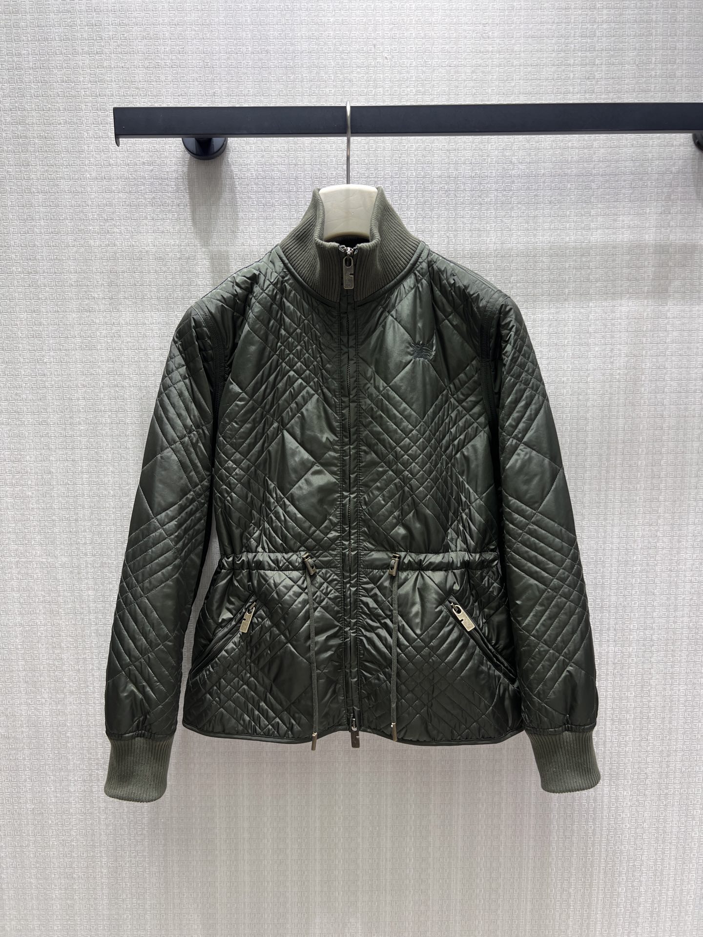 NO:958827,26 autumn and winter new products Burb** diamond waist cotton jacket, new in three colors, exclusive first release  The neat knitted stand-up collar is both windproof and textured. The classic rhombus quilting process is full of filling but not bloated. The waist drawstring can be adjusted freely to outline the waistline. The zipper pockets are practical and exquisite, with low-key logos embellishing the body. The short version is suitable for all kinds of bottoms, integrating British simple style, and can easily control various daily scenes. Detailed pictures of real-life sml, burberry, jackets & coats,1986090926秋冬新品 Burb**菱格收腰棉服外套 三色上新 独家首发 利落针织立领兼具防风与质感.经典菱形衍缝工艺,填充饱满却不显臃肿,腰部抽绳自由调节勾勒腰线.拉链口袋实用精致,低调标识点缀衣身,短款版型适配各类下装,融合英伦简约格调,从容驾驭日常多种场景.现货smL实拍细节图,,burberry,jackets & coats,,Women's clothing