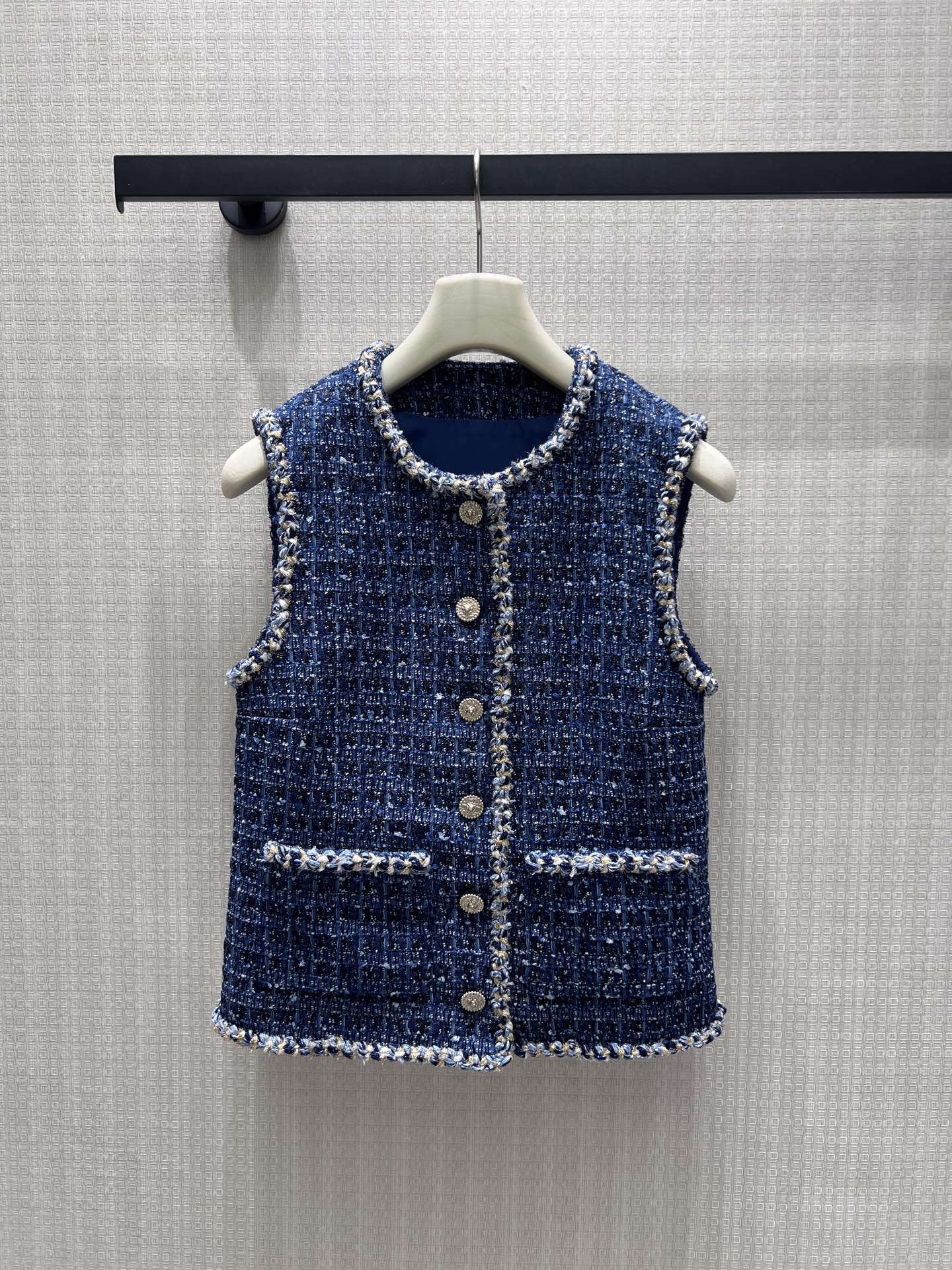 NO:958808,New products for autumn and winter 26. Navy blue tweed fragrant vest, full of classic French lady texture. The blended variegated fabric has a full texture, the contrasting wool piping outlines the outline, and the metal round buckles are exquisite. The short waist cut is neat and slimming, and the double patch pockets restore retro details. The sleeveless version is suitable for suspenders and T-shirt layering. Mix and match with jeans to balance the nobility and casualness, and easily achieve the daily light luxury atmosphere. In stock 36/38/40  Actual detailed pictures, jeans, tees, t-shirts,1986090926秋冬新品 藏蓝粗花呢小香马甲,经典法式名媛质感拉满.混纺杂色织料肌理饱满,撞色毛织滚边勾勒轮廓,金属圆扣精致考究.收腰短剪裁利落显瘦,双贴袋还原复古细节.无袖版型适配吊带、T恤叠穿,混搭牛仔裤平衡贵气与随性,轻松拿捏日常轻奢氛围感.现货36/38/40 实拍细节图,,jeans,tees，t-shirt,,Women's clothing