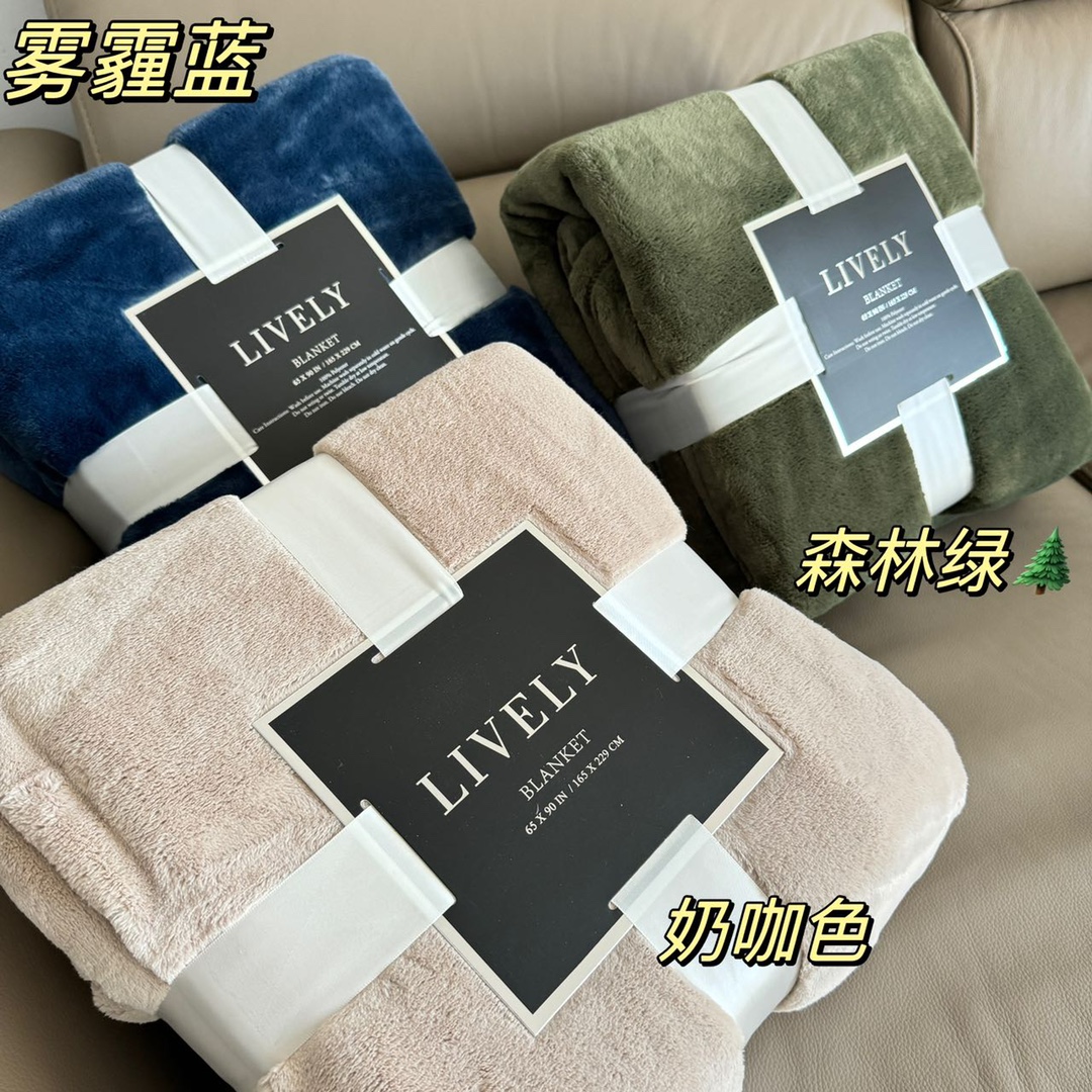 Substantial in weight, this bedding is non-shedding, anti-static, and - Comprehensive 2