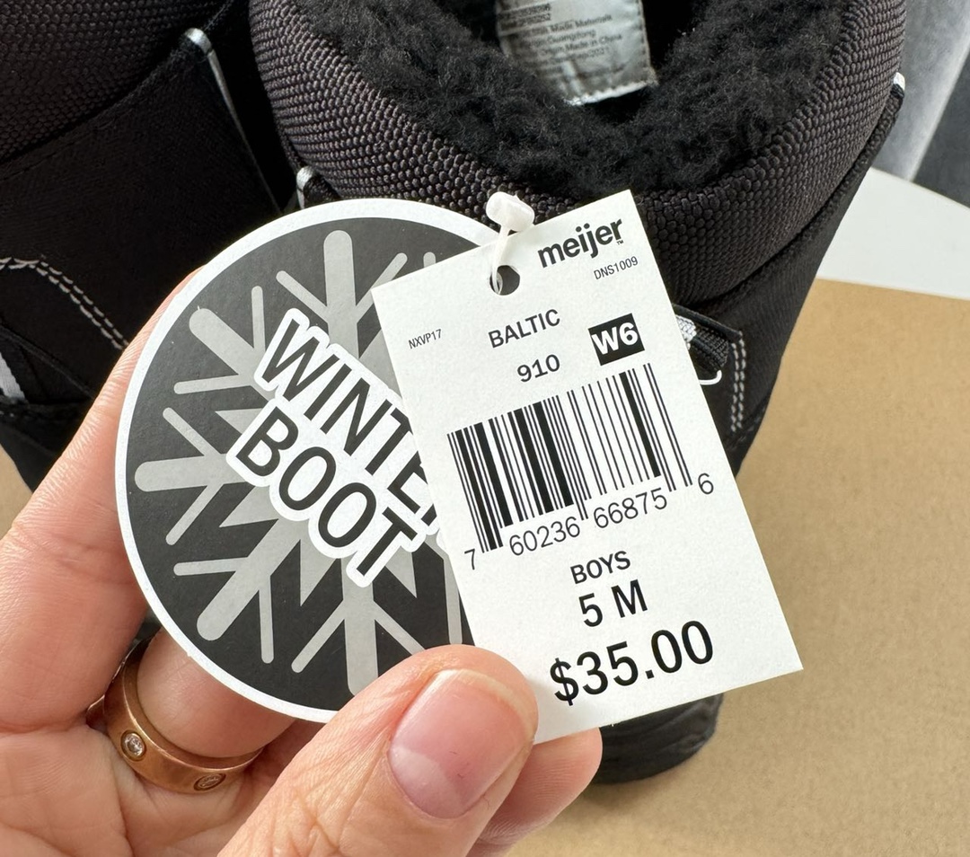 For a roomier fit or when wearing thick winter socks, selecting one size - Comprehensive 4