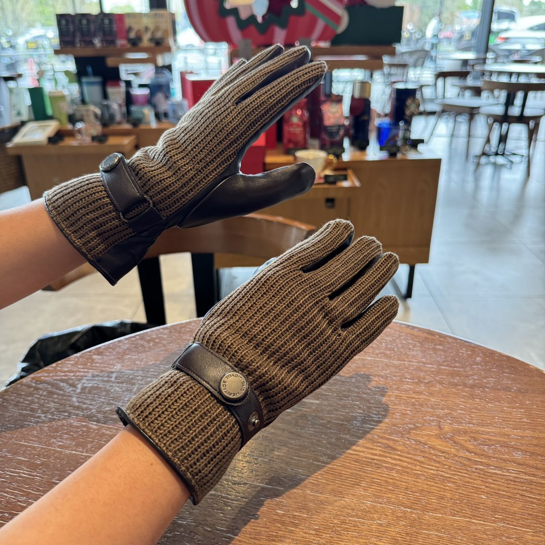 Women's gloves featuring a color-blocked, mixed-media design. The front - Comprehensive 2