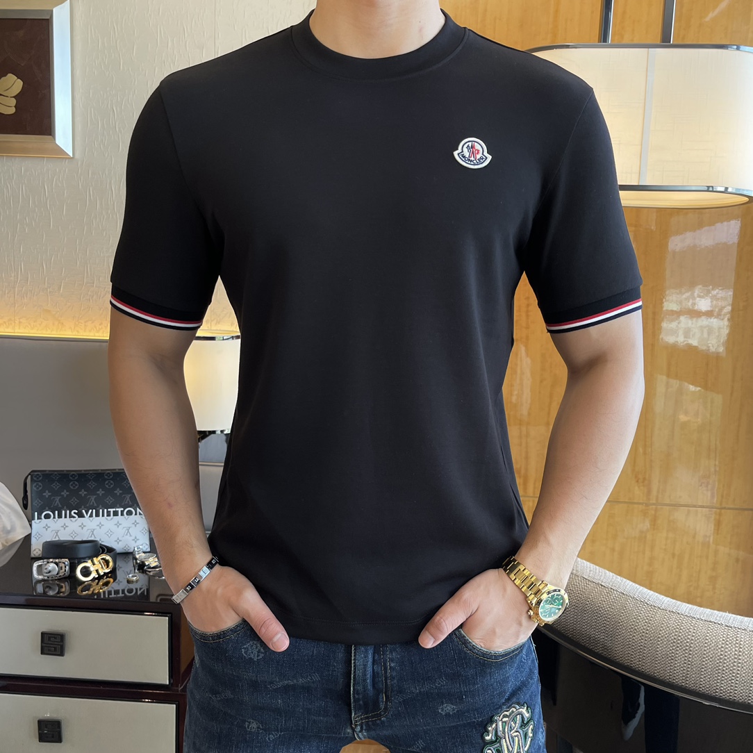 NO:726929,Replacement after the New Year - SS Early Autumn New Product Men's fashionable half-sleeved bottoming T-shirt, selected high-quality European cotton blended fabrics, top brand element craft design, soft, delicate, comfortable and warm, made with multiple craftsmanship, a basic bottoming shirt is indispensable in a man's wardrobe. It can be used to match various clothing anytime, anywhere to meet your daily needs. The design of the clothes is simple but not simple. Dear friends, hurry up and get it. Standard version, size M-3XL, maximum weight can be worn!  ,,Moncler,tees,t-shirt,19860909年后退换 蒙口 - ss早秋新品 男士时尚半袖打底T恤,精选高品质欧棉混纺面料 顶级大牌元素工艺设计,柔软细腻舒适保暖,多重工艺制作,男人的衣柜都少不了基础打底衫 随时随地都可以拿来搭配各种服饰 满足您日常生活需求 ,衣服设计简约而不简单 , 亲们赶紧入手 标准版型 尺码M-3XL 最大可穿斤！,,Moncler,tees，t-shirt,,Men's clothing