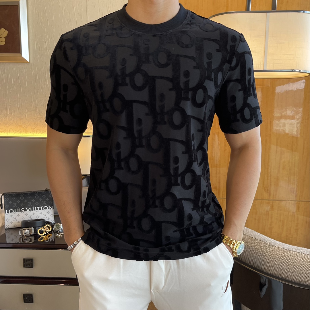 NO:726937,Replaced after the year, Dior - ss new product in early autumn, men's fashionable half-sleeved bottoming T-shirt, selected high-quality European cotton blended fabrics, top brand element craft design, soft, delicate, comfortable and warm, made with multiple craftsmanship, a basic bottoming shirt is indispensable in men's wardrobe. It can be used to match various clothes anytime and anywhere to meet your daily needs. The design of the clothes is simple but not simple. Dear friends, hurry up and get it. Standard version, size M-3XL, can wear up to 190 pounds!  ,,dior,tees,t-shirt,19860909年后退换 迪奥 - ss早秋新品 男士时尚半袖打底T恤,精选高品质欧棉混纺面料 顶级大牌元素工艺设计,柔软细腻舒适保暖,多重工艺制作,男人的衣柜都少不了基础打底衫 随时随地都可以拿来搭配各种服饰 满足您日常生活需求 ,衣服设计简约而不简单 , 亲们赶紧入手 标准版型 尺码M-3XL 最大可穿190斤！,,dior,tees，t-shirt,,Men's clothing