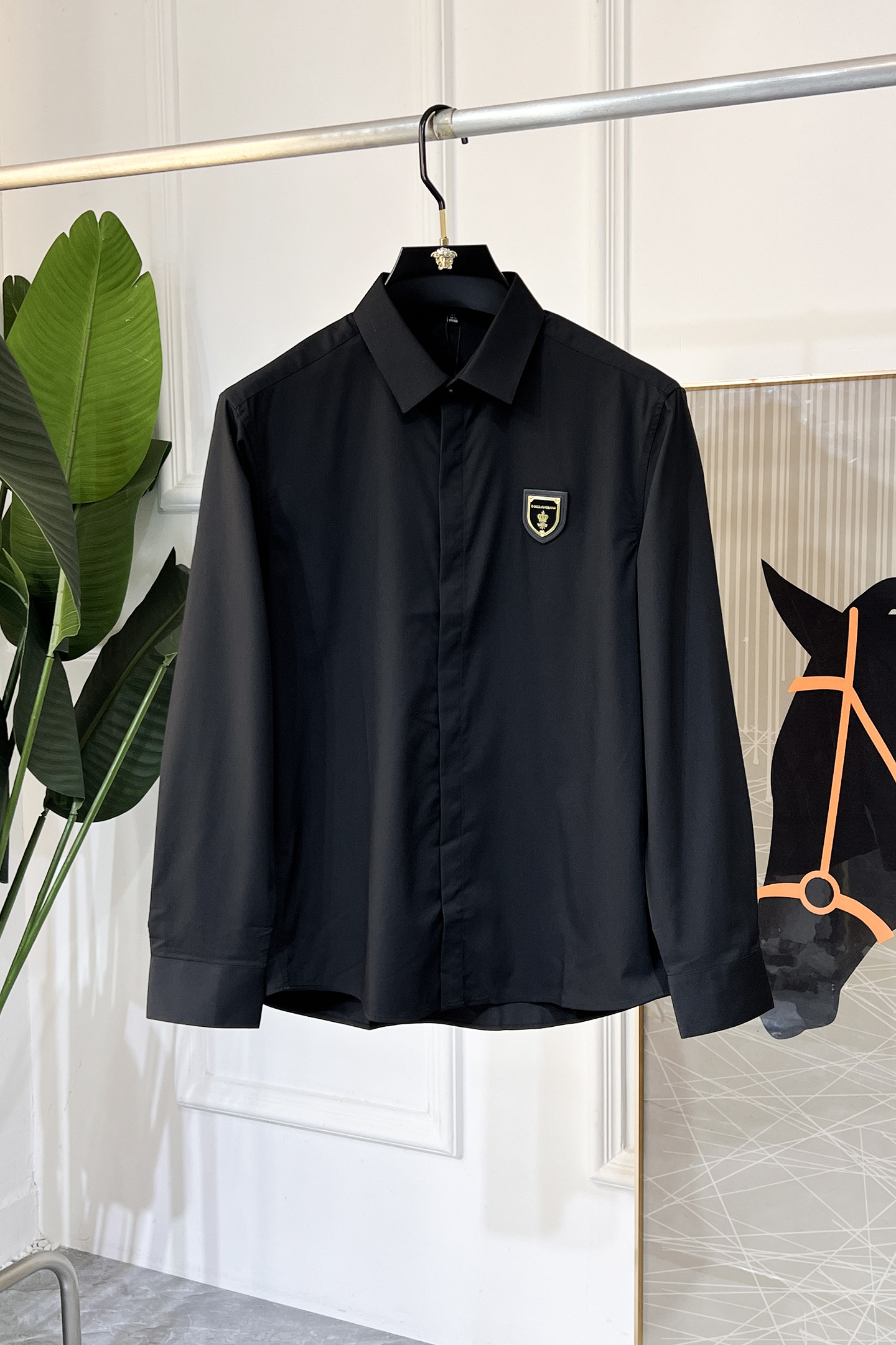 NO:530622,DG - Spring fashion and popular high-quality long-sleeved shirts, trading company channel goods, perfect appearance, belonging to the cabinet level, predictable hot product, high-end customized imported high-end cotton blend fabric, master-level tailoring, invincible texture, excellent skin-friendly, very outstanding aesthetic design, exquisite craftsmanship, smooth lines, perfect matching!  Easy to upgrade the sense of fashion, with high recognition, excellent upper body effect, extremely exquisite workmanship, neat and meticulous routes, and can be matched for business or daily leisure!  Counter size 39-45 (M-5XL) can wear 120-200 catties!  ,shirts,alexander wang19860909DG - 春装时尚大爆款精品长袖衬衫,贸易公司渠道货,品相完美如斯,属于入柜级别,可预见性的爆款,高级定制进口高级棉混纺面料,大师级剪裁,质感无敌,亲肤性极佳,非常出彩的美学设计,工艺精湛,线条流畅,完美搭配！轻松将时髦感进阶,有着高强辨识度,上身效果超赞,做工极为考究严谨,走线工整细致,商务抑或日常休闲均可搭配！专柜尺码 39-45 (M-5XL）可穿120-200斤！,,shirts,alexander wang,Men's clothing