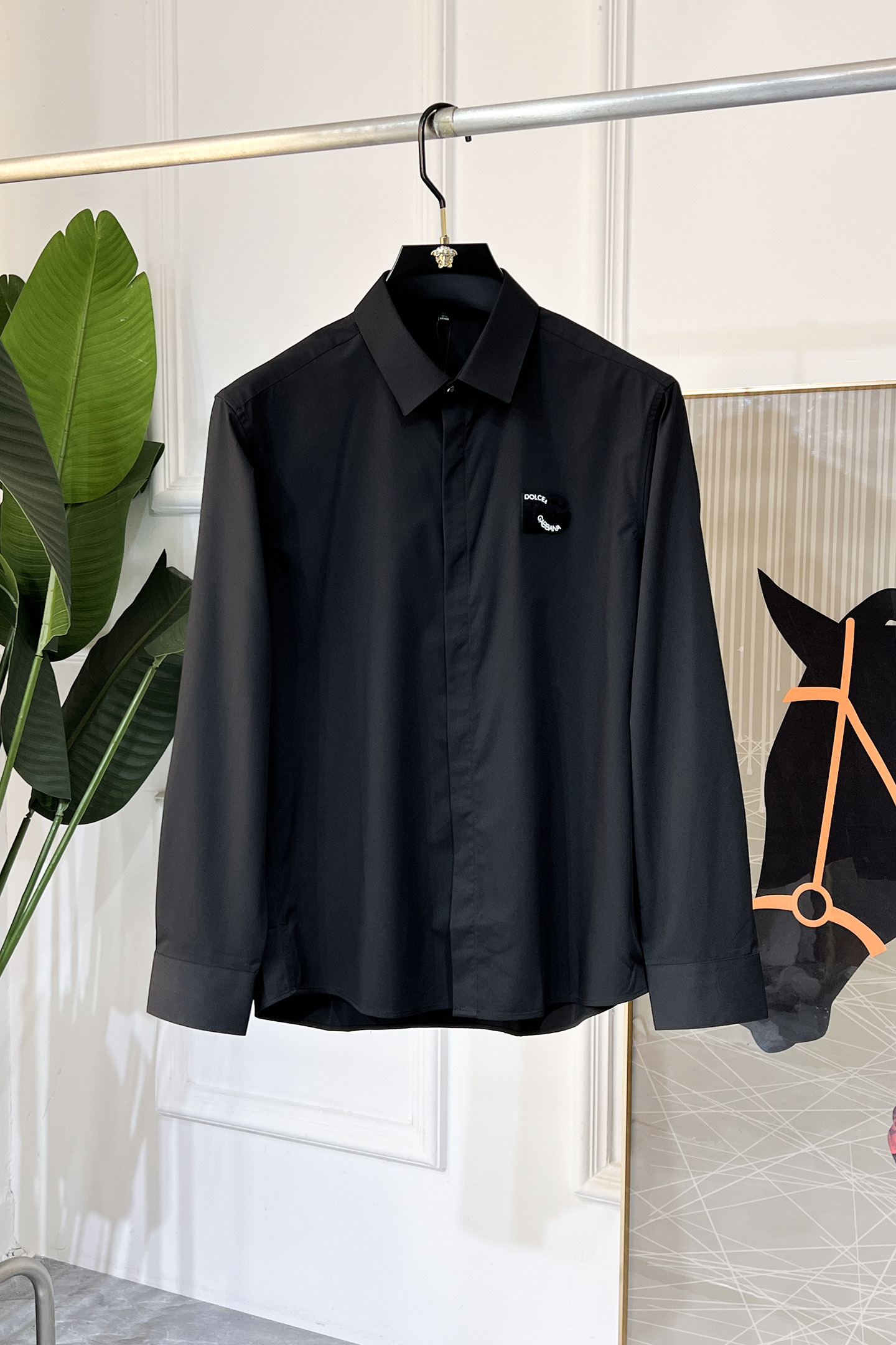 NO:530624,DG - Spring fashion and popular high-quality long-sleeved shirts, trading company channel goods, perfect appearance, belonging to the cabinet level, predictable hot product, high-end customized imported high-end cotton blend fabric, master-level tailoring, invincible texture, excellent skin-friendly, very outstanding aesthetic design, exquisite craftsmanship, smooth lines, perfect matching!  Easy to upgrade the sense of fashion, with high recognition, excellent upper body effect, extremely exquisite workmanship, neat and meticulous routes, and can be matched for business or daily leisure!  Counter size 39-45 (M-5XL) can wear 120-200 catties!  ,shirts,alexander wang19860909DG - 春装时尚大爆款精品长袖衬衫,贸易公司渠道货,品相完美如斯,属于入柜级别,可预见性的爆款,高级定制进口高级棉混纺面料,大师级剪裁,质感无敌,亲肤性极佳,非常出彩的美学设计,工艺精湛,线条流畅,完美搭配！轻松将时髦感进阶,有着高强辨识度,上身效果超赞,做工极为考究严谨,走线工整细致,商务抑或日常休闲均可搭配！专柜尺码 39-45 (M-5XL）可穿120-200斤！,,shirts,alexander wang,Men's clothing