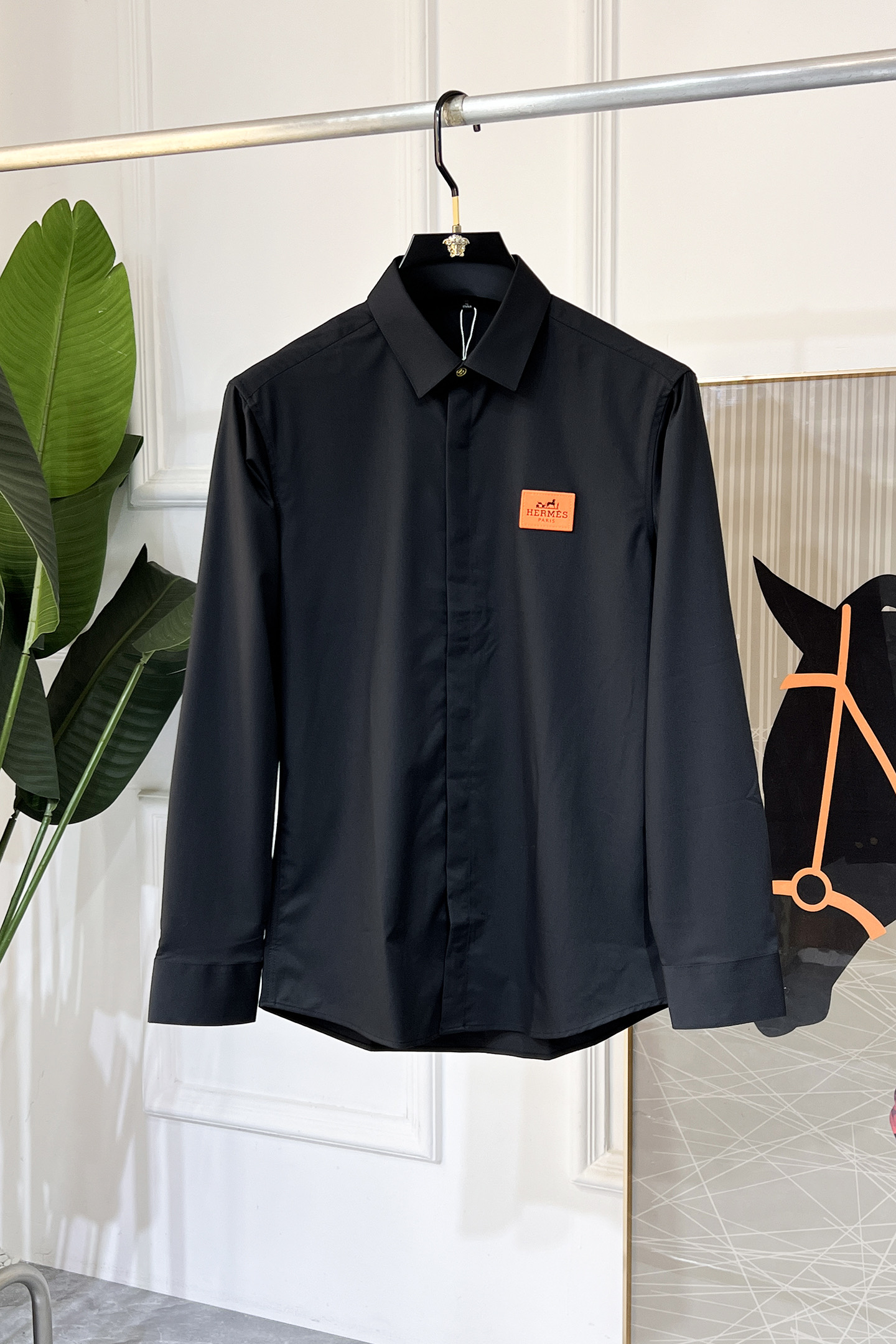 NO:530626,Hermas - Spring fashion and popular long-sleeved shirt, trading company channel goods, perfect appearance, belonging to the cabinet level, predictable hot product, high-end customized imported high-end cotton blend fabric, master-level tailoring, invincible texture, excellent skin-friendly, very outstanding aesthetic design, exquisite craftsmanship, smooth lines, perfect matching!  Easy to upgrade the sense of fashion, with high recognition, excellent upper body effect, extremely exquisite workmanship, neat and meticulous routes, and can be matched for business or daily leisure!  Counter size 39-45 (M-5XL) can wear 120-200 catties!  , hermes,shirts,alexander wang19860909爱玛仕 - 春装时尚大爆款精品长袖衬衫,贸易公司渠道货,品相完美如斯,属于入柜级别,可预见性的爆款,高级定制进口高级棉混纺面料,大师级剪裁,质感无敌,亲肤性极佳,非常出彩的美学设计,工艺精湛,线条流畅,完美搭配！轻松将时髦感进阶,有着高强辨识度,上身效果超赞,做工极为考究严谨,走线工整细致,商务抑或日常休闲均可搭配！专柜尺码 39-45 (M-5XL）可穿120-200斤！,,hermes,shirts,alexander wang,Men's clothing