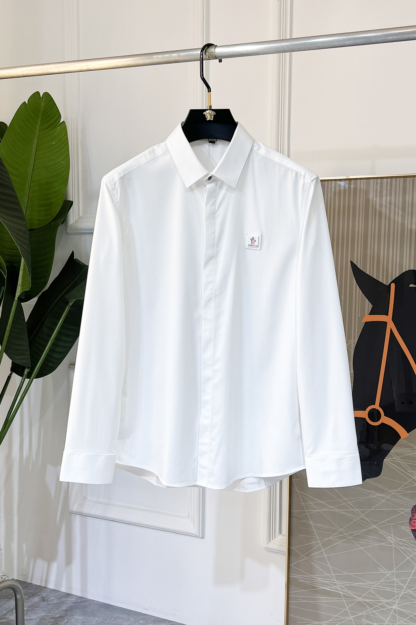 NO:530625,The cover - Spring fashion trendy long-sleeved shirt, the trading company's channel goods, the perfect appearance, the cabinet-level, predictable hot product, high-end customized imported high-end cotton blend fabric, master-level tailoring, invincible texture, excellent skin-friendly, very outstanding aesthetic design, exquisite craftsmanship, smooth lines, perfect matching!  Easy to upgrade the sense of fashion, with high recognition, excellent upper body effect, extremely exquisite workmanship, neat and meticulous routes, and can be matched for business or daily leisure!  Counter size 39-45 (M-5XL) can wear 120-200 catties!  ,Moncler,shirts,alexander wang19860909蒙口 - 春装时尚大爆款精品长袖衬衫,贸易公司渠道货,品相完美如斯,属于入柜级别,可预见性的爆款,高级定制进口高级棉混纺面料,大师级剪裁,质感无敌,亲肤性极佳,非常出彩的美学设计,工艺精湛,线条流畅,完美搭配！轻松将时髦感进阶,有着高强辨识度,上身效果超赞,做工极为考究严谨,走线工整细致,商务抑或日常休闲均可搭配！专柜尺码 39-45 (M-5XL）可穿120-200斤！,,Moncler,shirts,alexander wang,Men's clothing