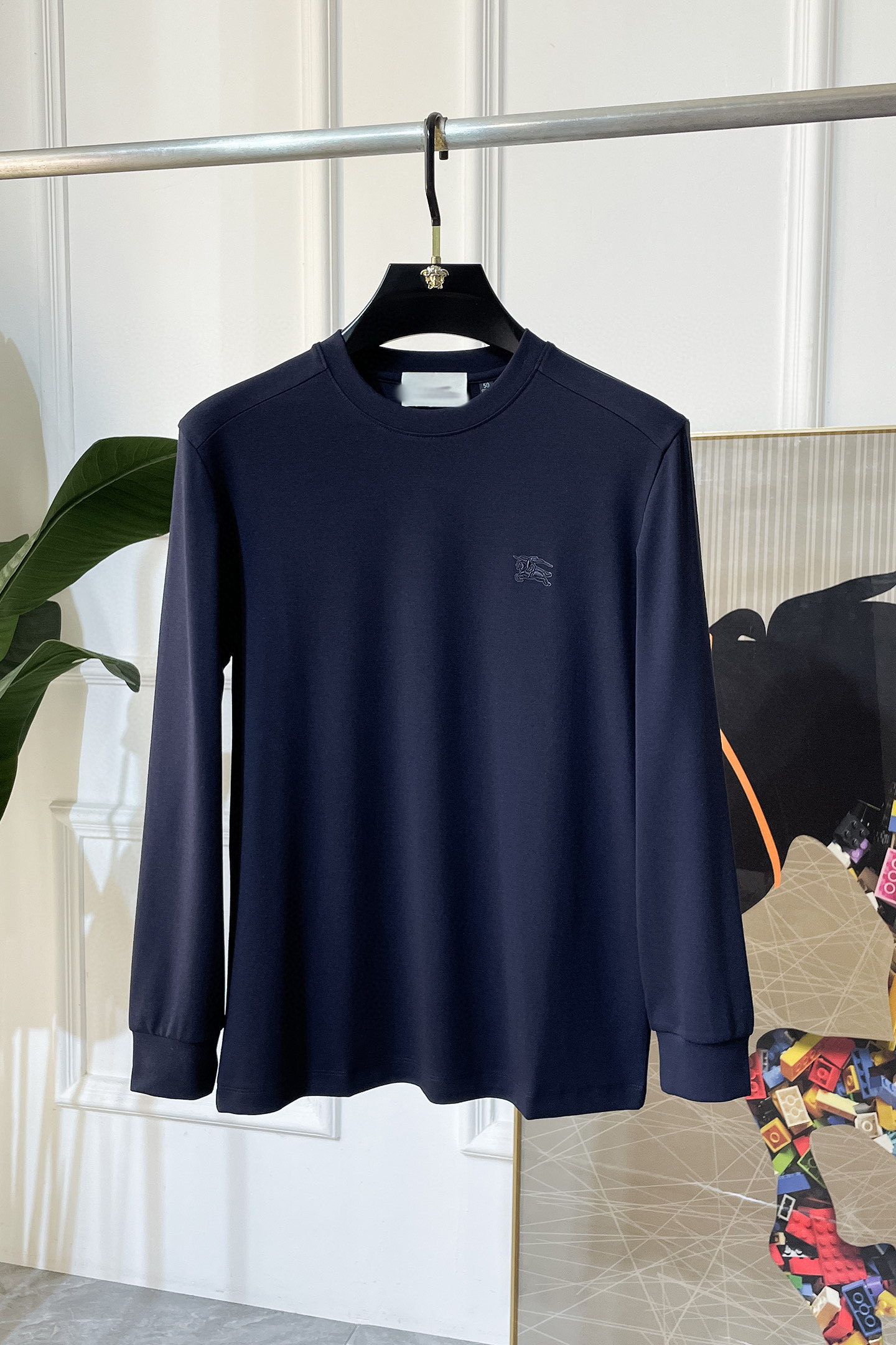 NO:570786,Burberry - 2025ss Autumn hot-selling long-sleeved T-shirt, made of customized high-grade cotton fabric, fashionable big-name element logo design, soft, delicate, comfortable and warm, made with multiple craftsmanship, a basic base layer shirt is indispensable in a man's wardrobe. It can be used to match various clothes anytime and anywhere to meet your daily needs. The design of the clothes is simple but not simple. Dear friends, hurry up and get it. Standard version, size M~3XL, maximum weight can be worn!  ,,burberry,tees,t-shirt,alexander wang19860909巴宝莉 - 2025ss秋装大爆款长袖T恤,采用定制高级棉面料 时尚大牌元素logo设计,柔软细腻舒适保暖,多重工艺制作,男人的衣柜都少不了基础打底衫 随时随地都可以拿来搭配各种服饰 满足您日常生活需求 ,衣服设计简约而不简单 , 亲们赶紧入手 标准版型 尺码M~3XL 最大可穿斤！,,burberry,tees，t-shirt,alexander wang,Men's clothing