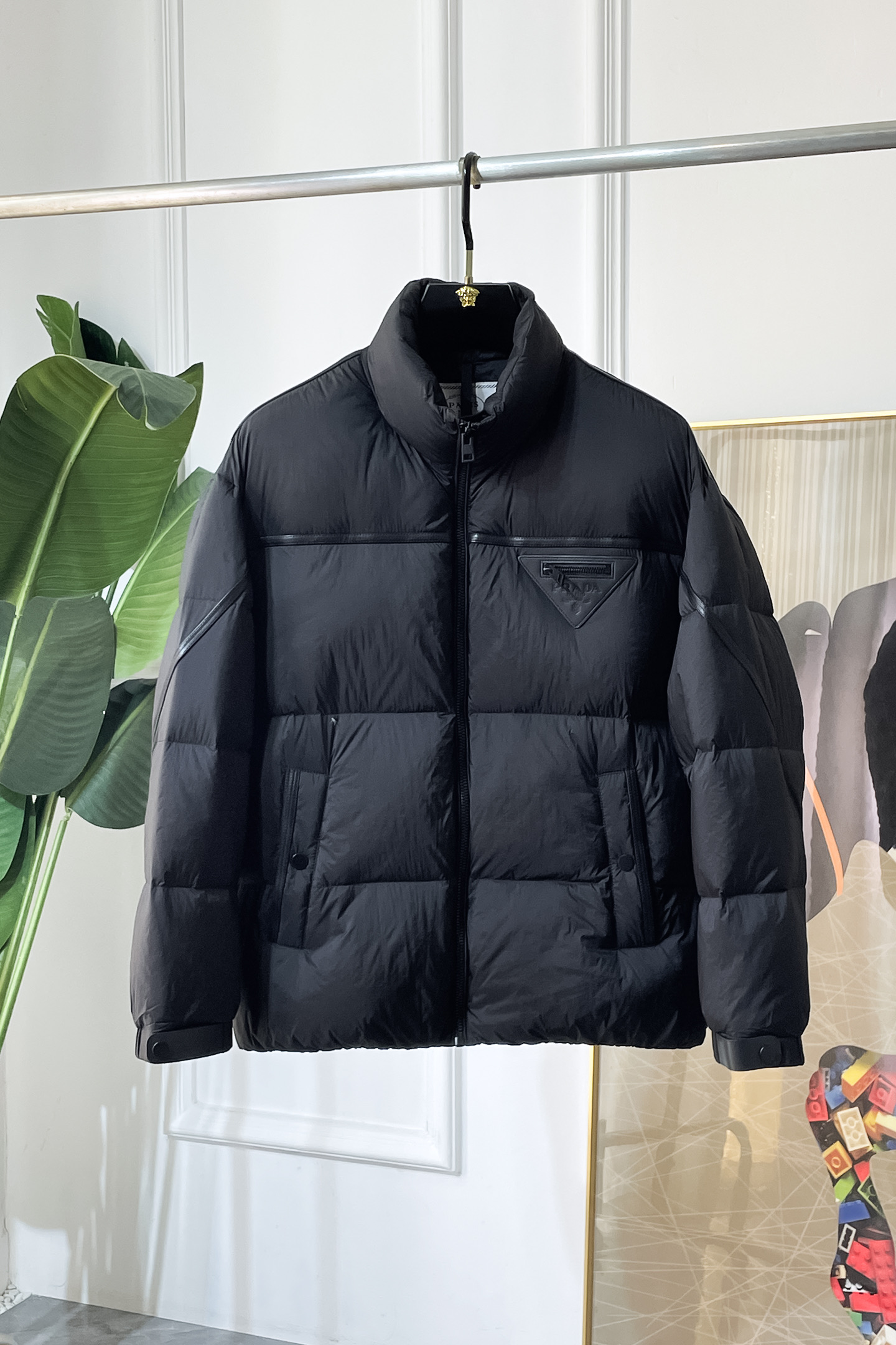 NO:623373,Prada - 2025 new winter down jacket, high-quality design, a must-have for any man, handsome and handsome. Heavy craftsmanship, 90 down filling, but the fashion stance remains firm, first-class texture, crisp and slim. Classic lapel down, mature and stable style, fine texture, good gloss, and very clear texture, simple and elegant style, strong fashion, version leading the current trend, very good upper body effect, novel fabric, soft feel  Fearless and changeable, blooming in comfort and uniqueness. Calmly and confidently walk the way of urban sportsman's spring clothing. Multi-touch fabric selection, showing the eclectic charm. The upper body will not have any wrinkles, the shape is excellent, the upper body is stylish and handsome, the customized accessories are iconic, and the details determine success or failure. Color picture size M-3XL can be worn up to 190 pounds.,, prada, jackets & coats, down jacket, alexander wang19860909普拉达 - 2025年冬季新款羽绒服外套,高品质设计,是任何男人都必备的王牌好货,帅气爆表.重工艺直冲工艺,90绒填充,但时尚立场坚挺如故,质感一流,挺括修身.经典翻领的羽绒,成熟稳重风,质感细腻,光泽感佳,且纹理非常清晰,款式简洁大气,时尚度强、版型引领当前趋势,上身效果非常好,面料新颖,手感软 无畏多变,舒适与独特中绽放.从容、自信游走都市型男春装之道.多重触感的面料选择,彰显不拘一格的魅力上身不会有任何褶皱,版型极好,上身有型帅气,定制辅料带有标志性,细节决定成败.颜色图色 尺码M-3XL 最大可穿到190斤.,,prada,jackets & coats,down jacket,alexander wang,Men's clothing