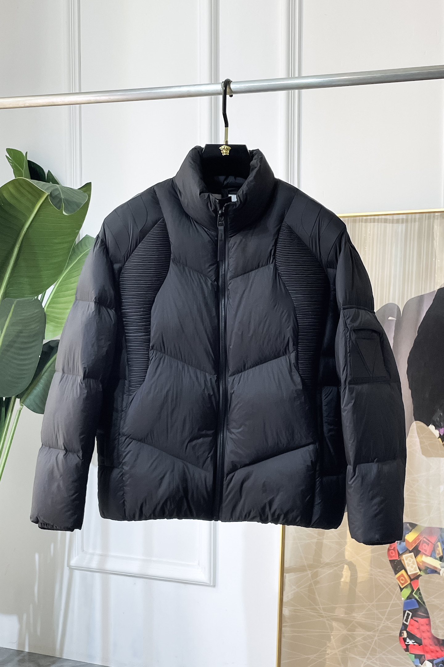 NO:655017,Valentino -  The most popular mecha design down jacket in winter of 2025, high-quality design, is a must-have for any man, handsome and handsome. Heavy craftsmanship, 90 down filling, but the fashion stance remains firm, first-class texture, crisp and slim. Classic lapel down, mature and stable style, fine texture, good gloss, and very clear texture, simple and elegant style, strong fashion, version leading the current trend, very good upper body effect, novel fabric, soft feel  Fearless and changeable, blooming in comfort and uniqueness. Calmly and confidently walk the way of urban sportsman's spring clothing. Multi-touch fabric selection, showing the eclectic charm. The upper body will not have any wrinkles, the fit is excellent, the upper body is stylish and handsome, the customized accessories are iconic, and the details determine success or failure. Colors and colors Sizes M-3XL can be worn up to 190 pounds.,, valentino, jackets & coats, down jacket, alexander wang19860909华伦天奴 - 2025年冬季大爆款机甲设计羽绒服外套,高品质设计,是任何男人都必备的王牌好货,帅气爆表.重工艺直冲工艺,90绒填充,但时尚立场坚挺如故,质感一流,挺括修身.经典翻领的羽绒,成熟稳重风,质感细腻,光泽感佳,且纹理非常清晰,款式简洁大气,时尚度强、版型引领当前趋势,上身效果非常好,面料新颖,手感软 无畏多变,舒适与独特中绽放.从容、自信游走都市型男春装之道.多重触感的面料选择,彰显不拘一格的魅力上身不会有任何褶皱,版型极好,上身有型帅气,定制辅料带有标志性,细节决定成败.颜色图色 尺码M-3XL 最大可穿到190斤.,,valentino,jackets & coats,down jacket,alexander wang,Men's clothing