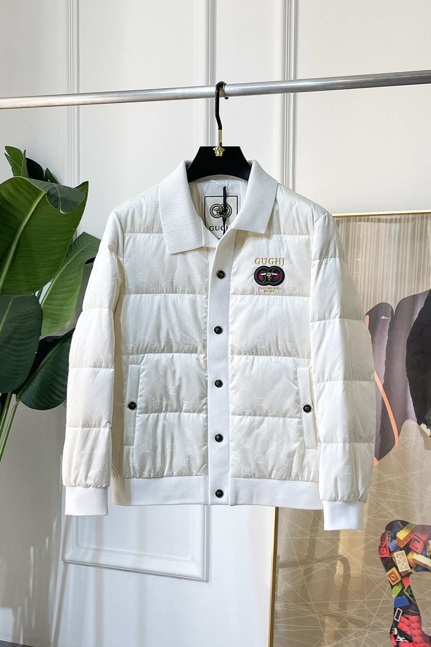 NO:691938,Gucci - 2025 new winter down jacket, high-quality design, a must-have for any man, handsome and handsome. Heavy craftsmanship, 90 down filling, but the fashion stance remains firm, first-class texture, crisp and slim. Classic lapel down, mature and stable style, fine texture, good gloss, and very clear texture, simple and elegant style, strong fashion, version leading the current trend, very good upper body effect, novel fabric, soft feel  Fearless and changeable, blooming in comfort and uniqueness. Calmly and confidently walk the way of urban sportsman's spring clothing. Multi-touch fabric selection, showing the eclectic charm. The upper body will not have any wrinkles, the fit is excellent, the upper body is stylish and handsome, the customized accessories are iconic, and the details determine success or failure. Color, color, size M-3XL, can be worn up to 190 pounds.,,jackets & coats, down jacket,19860909古奇 - 2025年冬季新款羽绒服外套,高品质设计,是任何男人都必备的王牌好货,帅气爆表.重工艺直冲工艺,90绒填充,但时尚立场坚挺如故,质感一流,挺括修身.经典翻领的羽绒,成熟稳重风,质感细腻,光泽感佳,且纹理非常清晰,款式简洁大气,时尚度强、版型引领当前趋势,上身效果非常好,面料新颖,手感软 无畏多变,舒适与独特中绽放.从容、自信游走都市型男春装之道.多重触感的面料选择,彰显不拘一格的魅力上身不会有任何褶皱,版型极好,上身有型帅气,定制辅料带有标志性,细节决定成败.颜色图色 尺码M-3XL 最大可穿到190斤.,,jackets & coats,down jacket,,Men's clothing