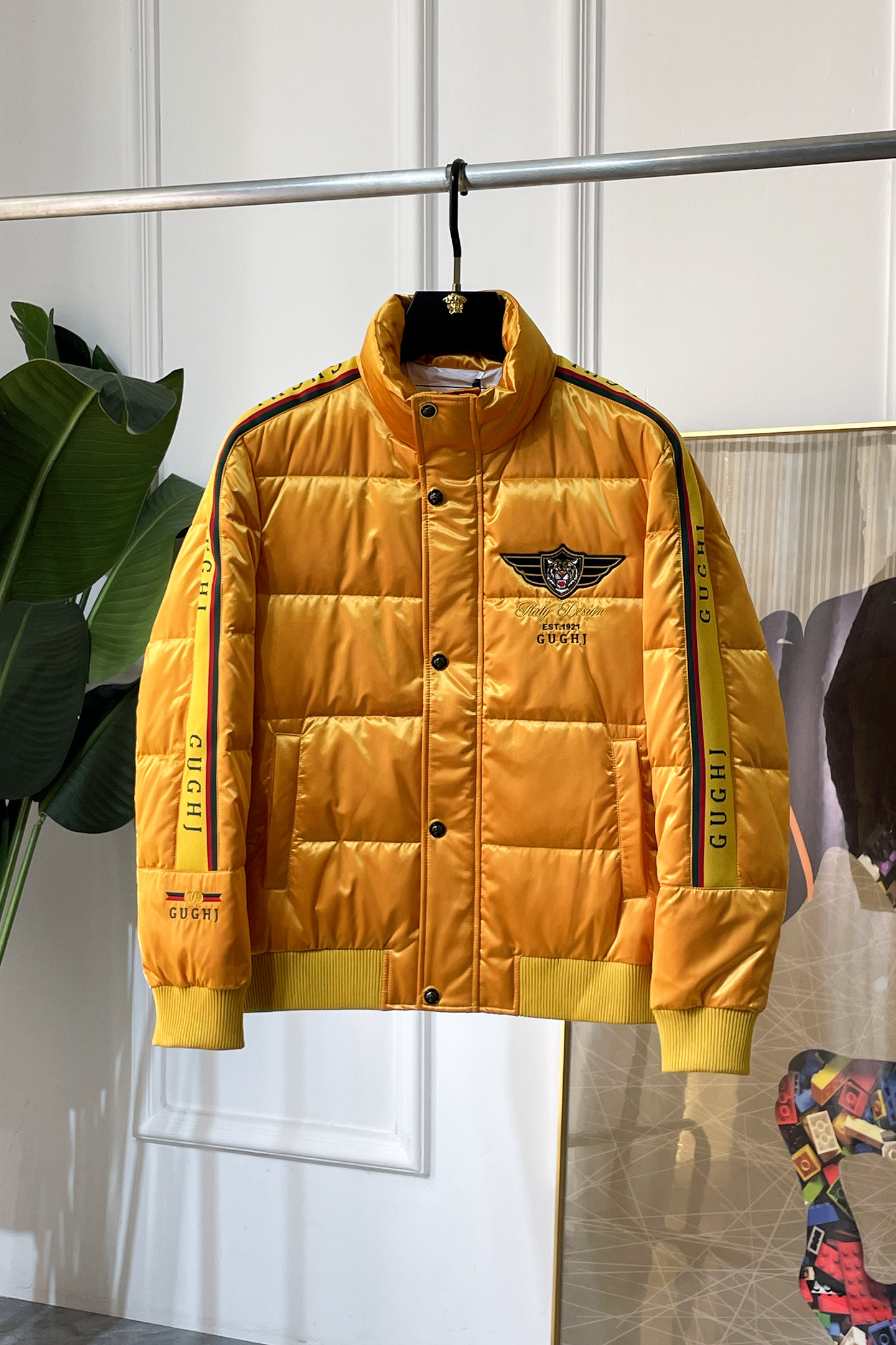 NO:623376,Gucci - 2025 new winter down jacket, high-quality design, a must-have for any man, handsome and handsome. Heavy craftsmanship, 90 down filling, but the fashion stance remains firm, first-class texture, crisp and slim. Classic lapel down, mature and stable style, fine texture, good gloss, and very clear texture, simple and elegant style, strong fashion, version leading the current trend, very good upper body effect, novel fabric, soft feel  Fearless and changeable, blooming in comfort and uniqueness. Calmly and confidently walk the way of urban sportsman's spring clothing. Multi-touch fabric selection, showing the eclectic charm. The upper body will not have any wrinkles, the fit is excellent, the upper body is stylish and handsome, the customized accessories are iconic, and the details determine success or failure. Color, color, size M-3XL, can be worn up to 190 pounds.,, jackets & coats, down jacket, alexander wang19860909古奇 - 2025年冬季新款羽绒服外套,高品质设计,是任何男人都必备的王牌好货,帅气爆表.重工艺直冲工艺,90绒填充,但时尚立场坚挺如故,质感一流,挺括修身.经典翻领的羽绒,成熟稳重风,质感细腻,光泽感佳,且纹理非常清晰,款式简洁大气,时尚度强、版型引领当前趋势,上身效果非常好,面料新颖,手感软 无畏多变,舒适与独特中绽放.从容、自信游走都市型男春装之道.多重触感的面料选择,彰显不拘一格的魅力上身不会有任何褶皱,版型极好,上身有型帅气,定制辅料带有标志性,细节决定成败.颜色图色 尺码M-3XL 最大可穿到190斤.,,jackets & coats,down jacket,alexander wang,Men's clothing