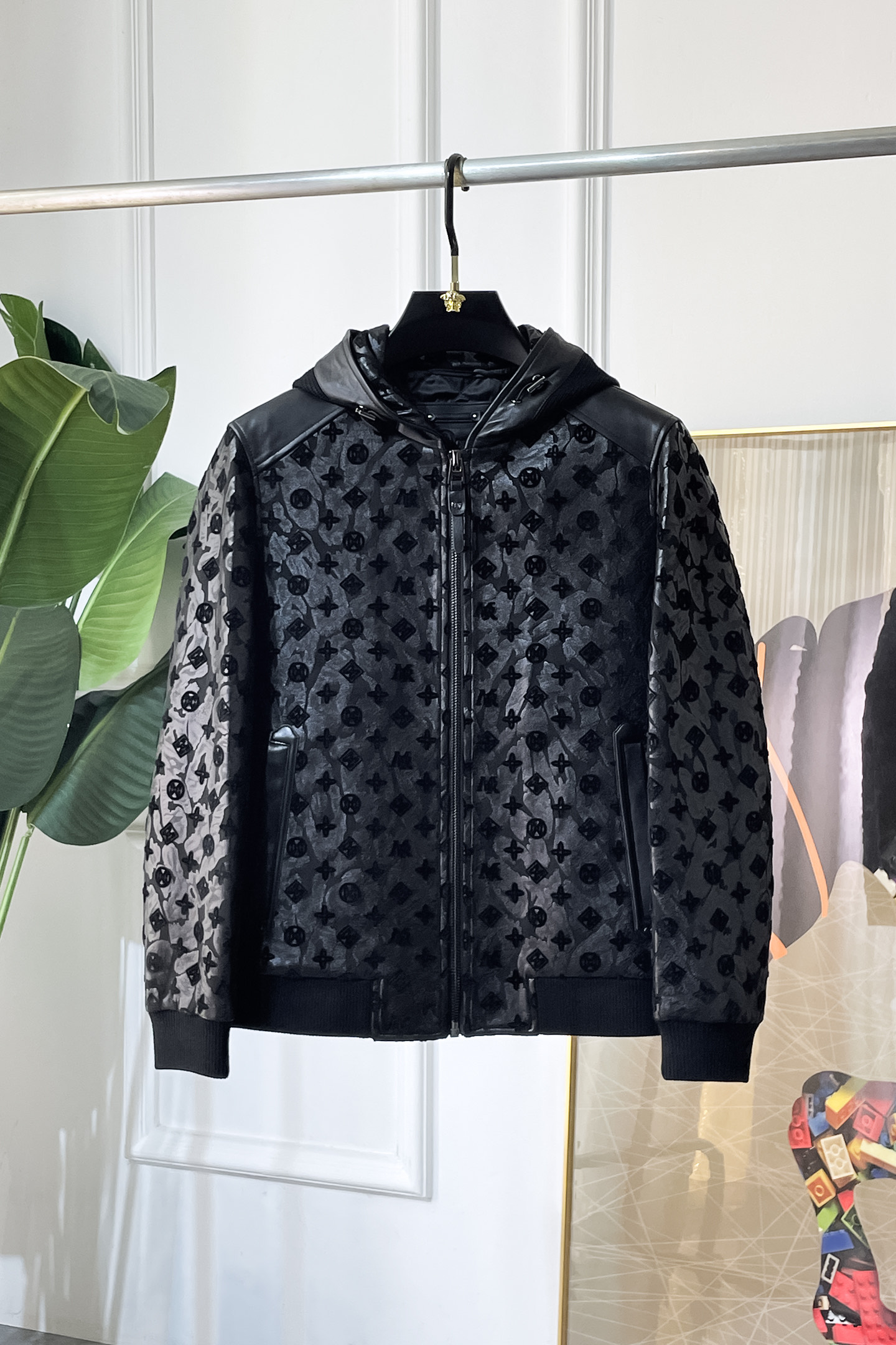 NO:623383,LV - 2025ss autumn and winter hot style premium leather jacket, customized high-quality polyester fiber fabric!  Logo design with top fashion big-name elements, complete with three standards!  Original hardware accessories, smooth lines, exquisite craftsmanship, awesome upper body shape, comfortable fabrics, windproof and warm, it is very fashionable, handsome and a must-have for casual and fashionable men with any combination!  Sizes M-3XL can fit up to 190 pounds!  ,,louis vuitton,jackets & coats,jackets & coats,alexander wang19860909LV - 2025ss秋冬大爆款精品拼真皮夹克外套,定制高品质聚酯纤维面料！顶级时尚大牌元素logo设计,三标齐全！原版五金辅料,线条流畅,工艺精致,上身版型超赞,面料舒适,挡风保暖,随意搭配都非常时尚帅气休闲时尚男仕必备款哦！尺码M-3XL 最大可穿190斤！,,louis vuitton,jackets & coats,jackets & coats,alexander wang,Men's clothing