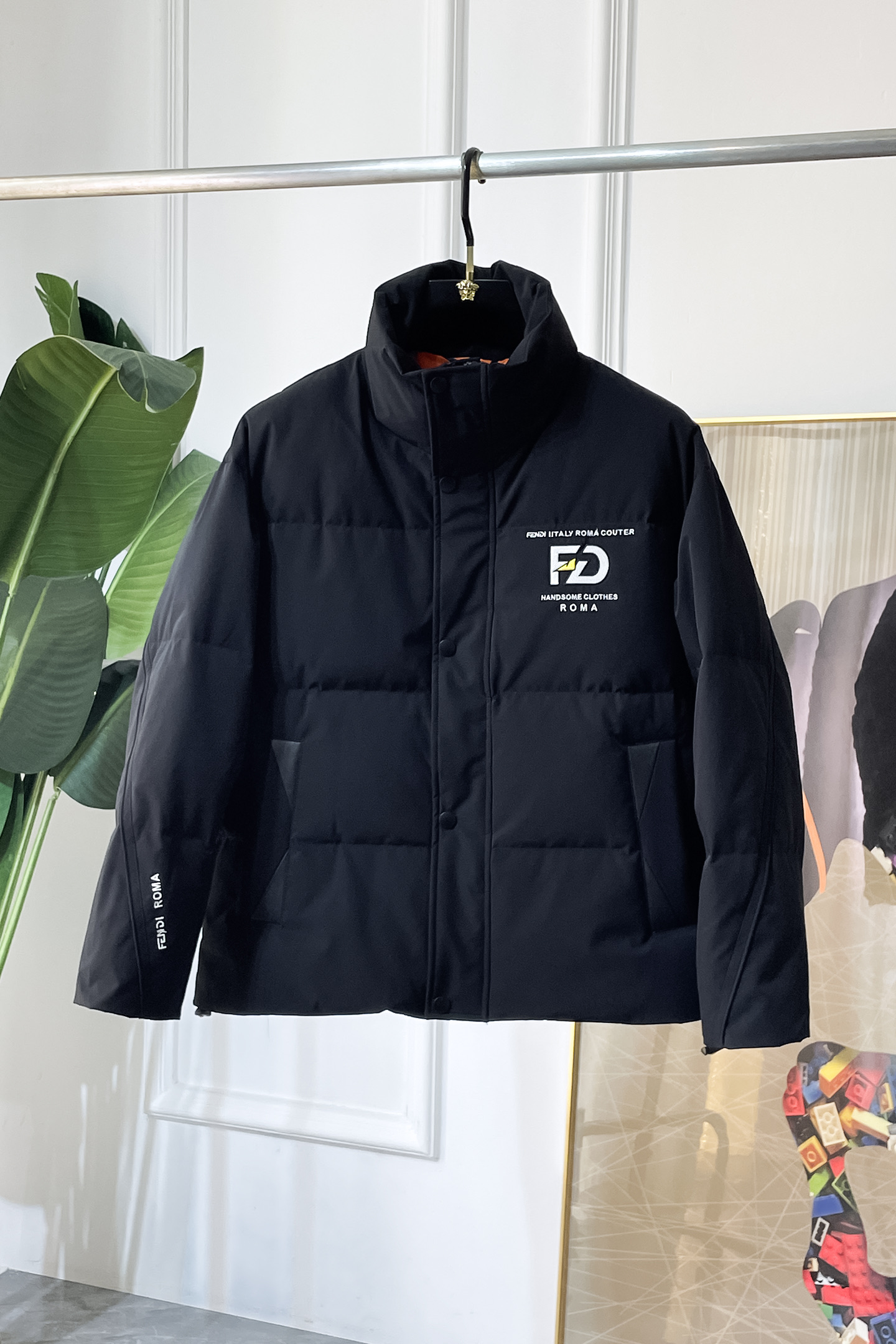 NO:655013,Fendi - 2025 new winter down jacket, high-quality design, a must-have for any man, handsome and handsome. Heavy craftsmanship, 90 down filling, but the fashion stance remains firm, first-class texture, crisp and slim. Classic lapel down, mature and stable style, fine texture, good gloss, and very clear texture, simple and elegant style, strong fashion, version leading the current trend, very good upper body effect, novel fabric, soft feel  Fearless and changeable, blooming in comfort and uniqueness. Calmly and confidently walk the way of urban sportsman's spring clothing. Multi-touch fabric selection, showing the eclectic charm. The upper body will not have any wrinkles, the fit is excellent, the upper body is stylish and handsome, the customized accessories are iconic, and the details determine success or failure. Color, color, size M-3XL, can be worn up to 190 pounds.,, fendi, jackets & coats, down jacket, alexander wang19860909芬迪 - 2025年冬季新款羽绒服外套,高品质设计,是任何男人都必备的王牌好货,帅气爆表.重工艺直冲工艺,90绒填充,但时尚立场坚挺如故,质感一流,挺括修身.经典翻领的羽绒,成熟稳重风,质感细腻,光泽感佳,且纹理非常清晰,款式简洁大气,时尚度强、版型引领当前趋势,上身效果非常好,面料新颖,手感软 无畏多变,舒适与独特中绽放.从容、自信游走都市型男春装之道.多重触感的面料选择,彰显不拘一格的魅力上身不会有任何褶皱,版型极好,上身有型帅气,定制辅料带有标志性,细节决定成败.颜色图色 尺码M-3XL 最大可穿到190斤.,,fendi,jackets & coats,down jacket,alexander wang,Men's clothing