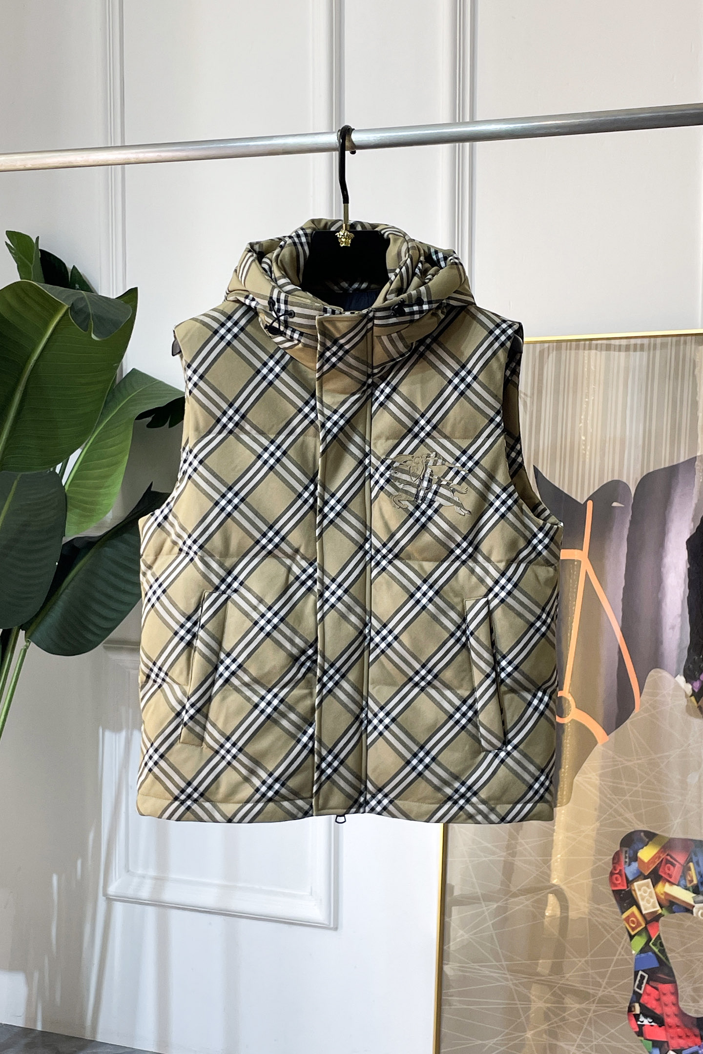 NO:623378,High version!  Meng Mouth - 2025ss new autumn and winter products foreign trade company order simple style fashionable down vest imported original high-quality fiber blended fabric, filled with 95 white duck down inside!  The sag and luster are definitely refreshing and make you look more youthful and energetic. The workmanship is neat and smooth. All the hardware accessories are supplied by customers and come with top-notch accessories. At first glance, they are high-end fabrics. These fabrics are all custom-woven and there is nothing picky about them on the outside. This kind of jacket is for regular wear and is very practical. Sizes M-3XL, Moncler, jackets & coats, down jacket, alexander wang19860909高版本！蒙口 - 2025ss秋冬新品外贸公司订单 简约风格时尚羽绒马甲 进口原版高品质纤维混纺面料,内里填充95白鸭绒！垂度和光泽绝对是提气,更显青春活力,车工走线整齐平整,所有五金附料都是客供带顶级配件 一看就是高档的面料 这种面料都是定织的 外面根本就没有 无任何有挑剔的地方 这样的一件外套属于常备常穿的,实用性很强.尺码M-3XL,,Moncler,jackets & coats,down jacket,alexander wang,Men's clothing