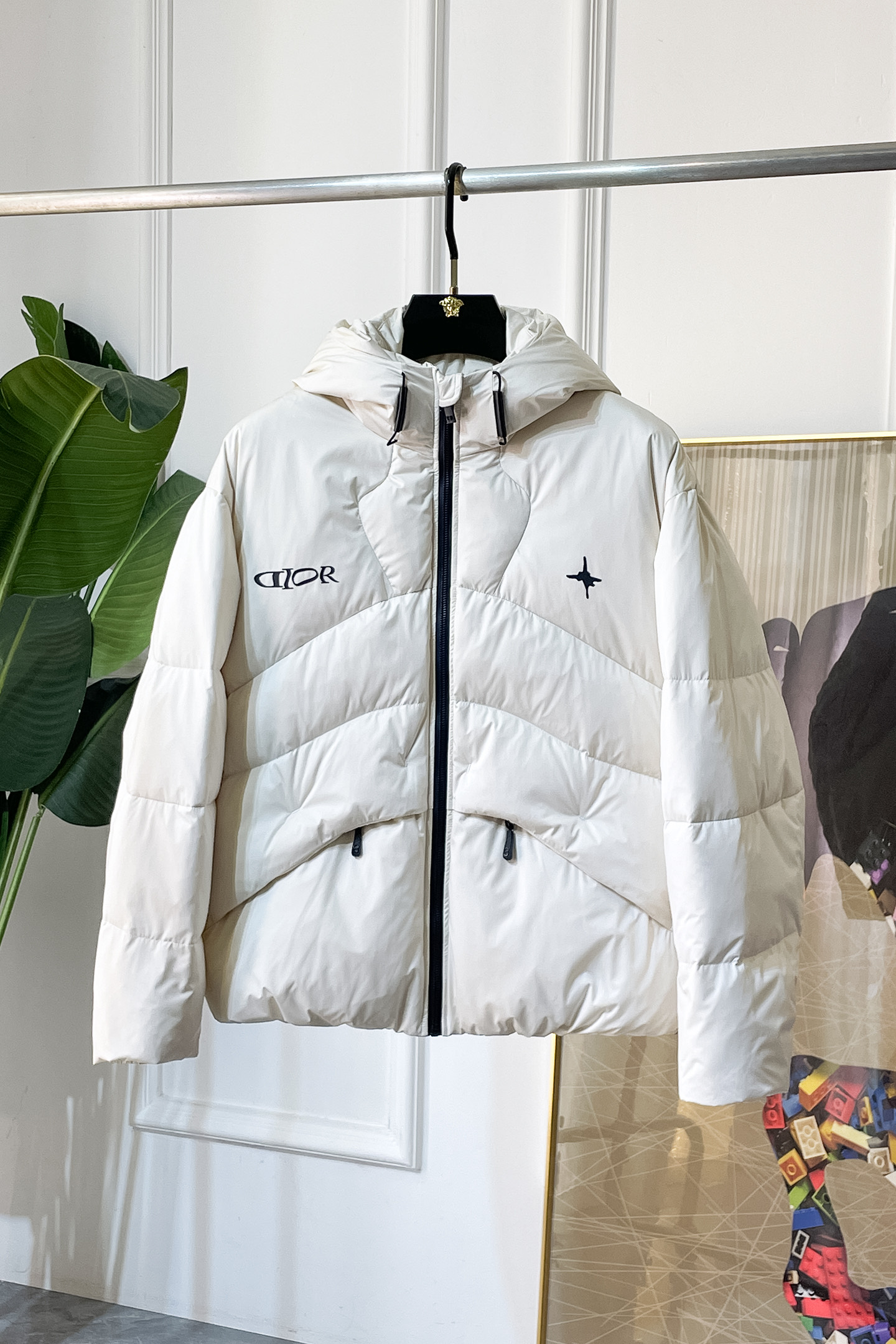 NO:655021,Dior - 2025 new winter down jacket, high-quality design, is a must-have for any man, handsome and handsome. Heavy craftsmanship, 90 down filling, but the fashion stance remains firm, first-class texture, crisp and slim. Classic lapel down, mature and stable style, fine texture, good gloss, and very clear texture, simple and elegant style, strong fashion, version leading the current trend, very good upper body effect, novel fabric, soft feel  Fearless and changeable, blooming in comfort and uniqueness. Calmly and confidently walk the way of urban sportsman's spring clothing. Multi-touch fabric selection, showing the eclectic charm. The upper body will not have any wrinkles, the fit is excellent, the upper body is stylish and handsome, the customized accessories are iconic, and the details determine success or failure. Color, color, size M-3XL, can be worn up to 190 pounds.,, dior, jackets & coats, down jacket, alexander wang19860909迪奥 - 2025年冬季新款羽绒服外套,高品质设计,是任何男人都必备的王牌好货,帅气爆表.重工艺直冲工艺,90绒填充,但时尚立场坚挺如故,质感一流,挺括修身.经典翻领的羽绒,成熟稳重风,质感细腻,光泽感佳,且纹理非常清晰,款式简洁大气,时尚度强、版型引领当前趋势,上身效果非常好,面料新颖,手感软 无畏多变,舒适与独特中绽放.从容、自信游走都市型男春装之道.多重触感的面料选择,彰显不拘一格的魅力上身不会有任何褶皱,版型极好,上身有型帅气,定制辅料带有标志性,细节决定成败.颜色图色 尺码M-3XL 最大可穿到190斤.,,dior,jackets & coats,down jacket,alexander wang,Men's clothing