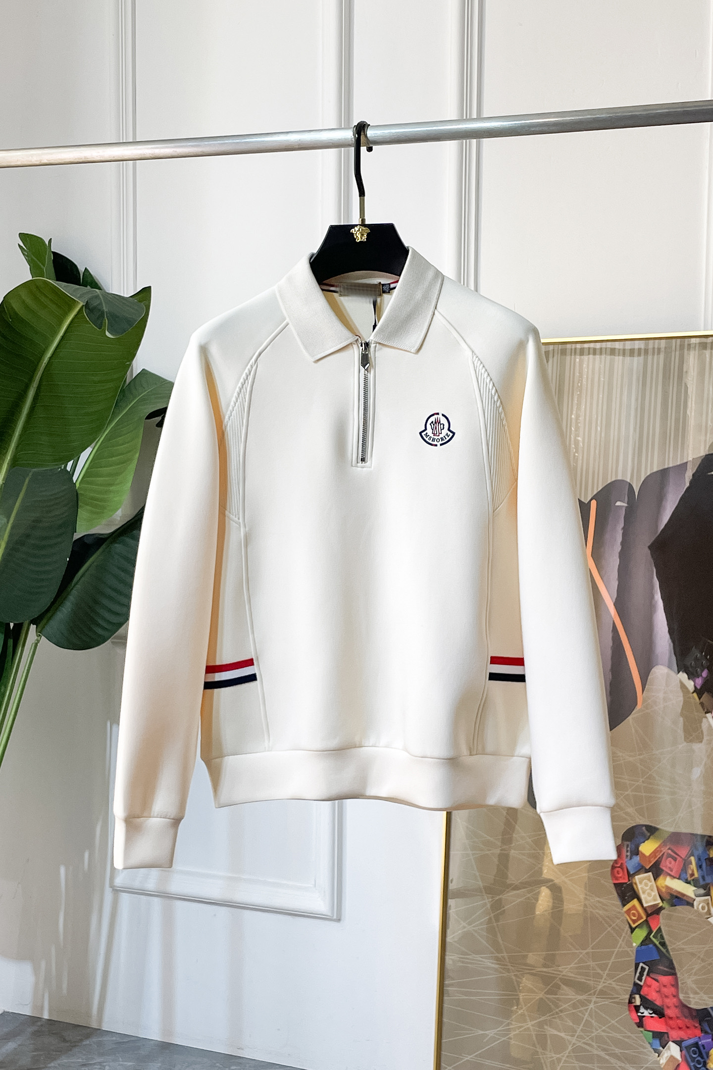 NO:623371,Meng Mouth - 2025SS hot new style in autumn, the highest version of fashionable pullover sweatshirt, a classic that must be released every year. Favored and respected by major stars, it uses high-end European cotton blended fabrics, heavy craftsmanship, original hardware accessories and logo design, soft and smooth, and dense texture!  Stylish upper body!  One of the impeccable must-have styles for autumn!  M-3XL can wear up to 190 pounds!  ,,Moncler,hoodie,sweatshirts,alexander wang19860909蒙口 - 2025ss秋季大爆新款,最高版本时尚套头卫衣、每年必出的经典之作.受各大明星的青睐推崇,精选高端欧棉混纺面料,重工艺制作,原版五金辅料logo设计,柔软顺滑,质地密实！上身时尚有型！秋季无可挑剔必选款式之一！M-3XL 最大穿190斤！,,Moncler,hoodie,sweatshirts,alexander wang,Men's clothing