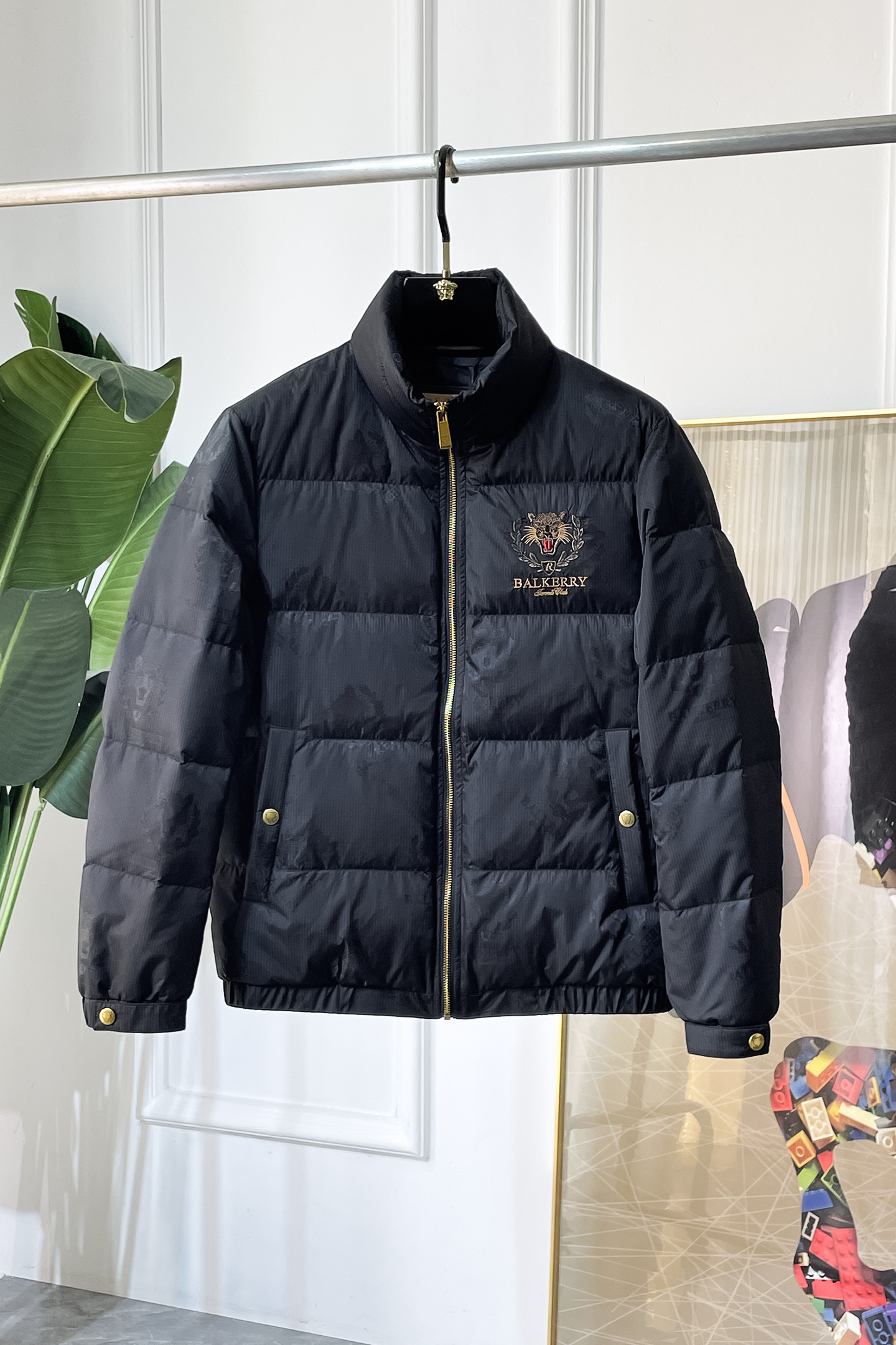 NO:628733,Gucci - 2025 new winter down jacket, high-quality design, a must-have for any man, handsome and handsome. Heavy craftsmanship, 90 down filling, but the fashion stance remains firm, first-class texture, crisp and slim. Classic lapel down, mature and stable style, fine texture, good gloss, and very clear texture, simple and elegant style, strong fashion, version leading the current trend, very good upper body effect, novel fabric, soft feel  Fearless and changeable, blooming in comfort and uniqueness. Calmly and confidently walk the way of urban sportsman's spring clothing. Multi-touch fabric selection, showing the eclectic charm. The upper body will not have any wrinkles, the fit is excellent, the upper body is stylish and handsome, the customized accessories are iconic, and the details determine success or failure. Color, color, size M-3XL, can be worn up to 190 pounds.,, jackets & coats, down jacket, alexander wang19860909古奇 - 2025年冬季新款羽绒服外套,高品质设计,是任何男人都必备的王牌好货,帅气爆表.重工艺直冲工艺,90绒填充,但时尚立场坚挺如故,质感一流,挺括修身.经典翻领的羽绒,成熟稳重风,质感细腻,光泽感佳,且纹理非常清晰,款式简洁大气,时尚度强、版型引领当前趋势,上身效果非常好,面料新颖,手感软 无畏多变,舒适与独特中绽放.从容、自信游走都市型男春装之道.多重触感的面料选择,彰显不拘一格的魅力上身不会有任何褶皱,版型极好,上身有型帅气,定制辅料带有标志性,细节决定成败.颜色图色 尺码M-3XL 最大可穿到190斤.,,jackets & coats,down jacket,alexander wang,Men's clothing