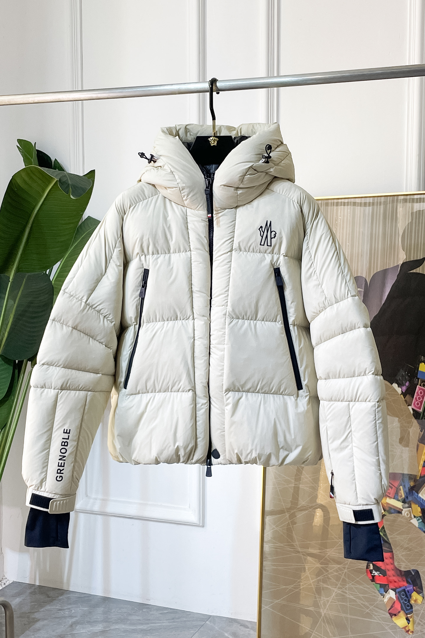 NO:628725,High version!  Mengkou - 2025 new winter down jacket, high-quality design, is a must-have for any man, handsome and handsome. Heavy craftsmanship, 90 down filling, but the fashion stance remains firm, first-class texture, crisp and slim. Classic lapel down, mature and stable style, fine texture, good gloss, and very clear texture, simple and elegant style, strong fashion, version leading the current trend, very good upper body effect, novel fabric, soft hand feel  Fearless and changeable, blooming in comfort and uniqueness. Calmly and confidently walk the way of urban sportsman's spring clothing. Multi-touch fabric selection, showing the eclectic charm. The upper body will not have any wrinkles, the fit is excellent, the upper body is stylish and handsome, the customized accessories are iconic, and the details determine success or failure. Color, color, size M-3XL, can be worn up to 190 pounds.,, Moncler, jackets & coats, down jacket, alexander wang19860909高版本！蒙口 - 2025年冬季新款羽绒服外套,高品质设计,是任何男人都必备的王牌好货,帅气爆表.重工艺直冲工艺,90绒填充,但时尚立场坚挺如故,质感一流,挺括修身.经典翻领的羽绒,成熟稳重风,质感细腻,光泽感佳,且纹理非常清晰,款式简洁大气,时尚度强、版型引领当前趋势,上身效果非常好,面料新颖,手感软 无畏多变,舒适与独特中绽放.从容、自信游走都市型男春装之道.多重触感的面料选择,彰显不拘一格的魅力上身不会有任何褶皱,版型极好,上身有型帅气,定制辅料带有标志性,细节决定成败.颜色图色 尺码M-3XL 最大可穿到190斤.,,Moncler,jackets & coats,down jacket,alexander wang,Men's clothing