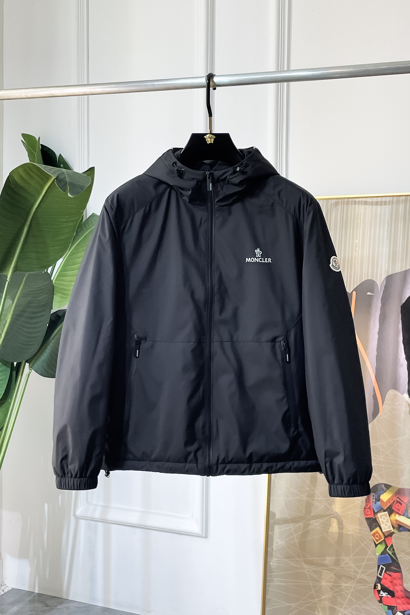 NO:661655,Mouth -  2025 new winter men's down jacket, high-quality design, is a must-have for any man, handsome and handsome. Heavy craftsmanship, 90 down filling, but the fashion stance remains firm, first-class texture, crisp and slim. Classic lapel down, mature and stable style, fine texture, good gloss, and very clear texture, simple and elegant style, strong fashion, version leading the current trend, the upper body effect is very good, the fabric is novel and soft to the touch  Fearless and changeable, blooming in comfort and uniqueness. Calmly and confidently walk the way of urban men's spring clothing. Multi-touch fabric selection, showing the eclectic charm. The upper body will not have any wrinkles, the shape is excellent, the upper body is stylish and handsome, the customized accessories are iconic, and the details determine success or failure. Colors and colors, sizes 48 - 56, can be worn up to 190 pounds.,, Moncler, jackets & coats, down jacket,  19860909蒙口 - 2025年冬季新款男士羽绒服外套,高品质设计,是任何男人都必备的王牌好货,帅气爆表.重工艺直冲工艺,90绒填充,但时尚立场坚挺如故,质感一流,挺括修身.经典翻领的羽绒,成熟稳重风,质感细腻,光泽感佳,且纹理非常清晰,款式简洁大气,时尚度强、版型引领当前趋势,上身效果非常好,面料新颖,手感软 无畏多变,舒适与独特中绽放.从容、自信游走都市型男春装之道.多重触感的面料选择,彰显不拘一格的魅力上身不会有任何褶皱,版型极好,上身有型帅气,定制辅料带有标志性,细节决定成败.颜色图色 尺码48 - 56 最大可穿到190斤.,,Moncler,jackets & coats,down jacket, ,Men's clothing