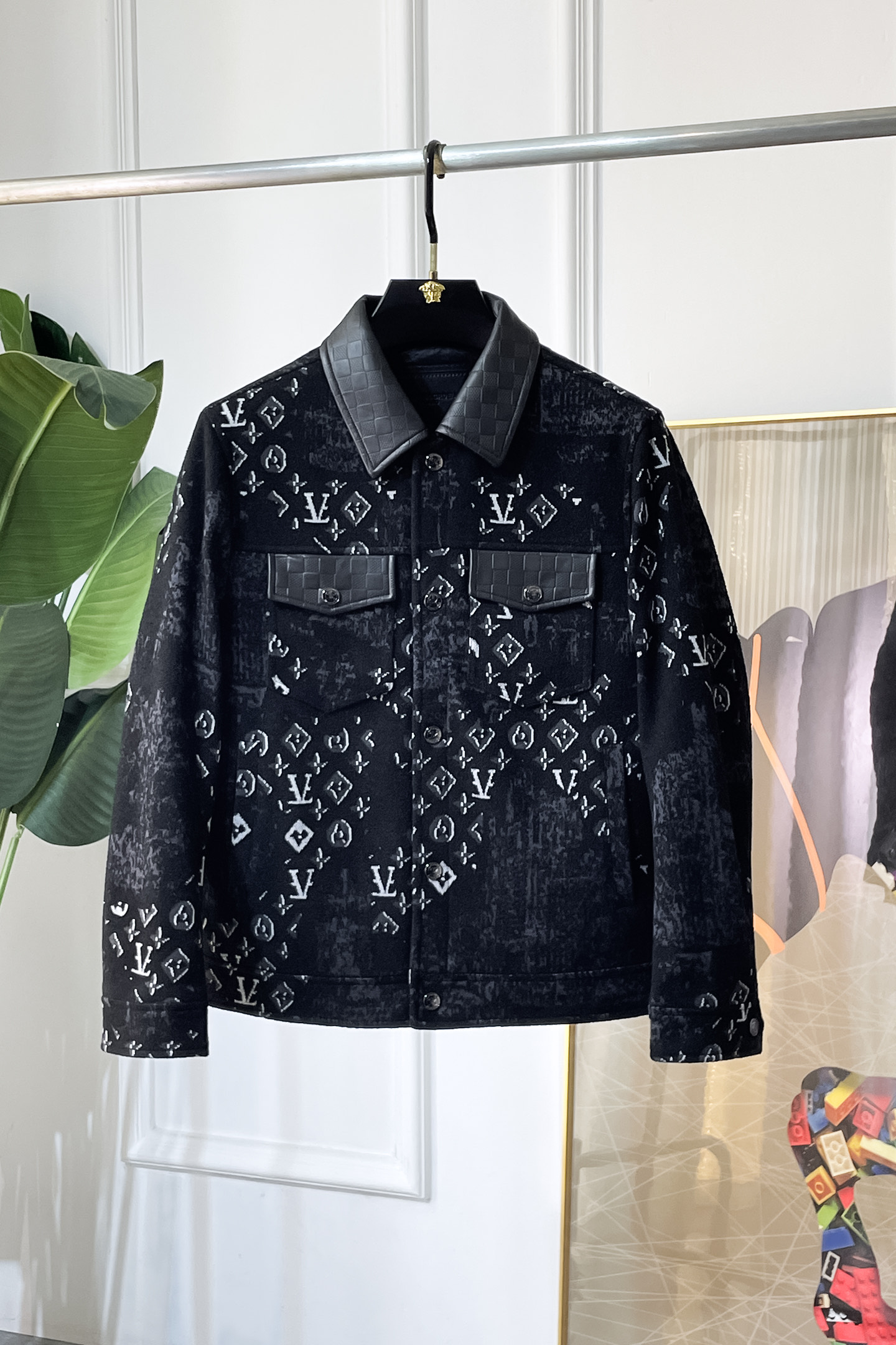 NO:655009,LV-  The new 2025 winter genuine leather splicing down jacket has high-quality design and is a must-have for any man. It is very handsome. Heavy craftsmanship, 90 down filling, but the fashion stance remains firm, first-class texture, crisp and slim fit. Classic lapel down, mature and stable style, fine texture, good gloss, and very clear texture, simple and elegant style, strong fashion, and the version leads the current trend. The upper body effect is very good, the fabric is novel and soft to the touch.  Fearless and changeable, blooming in comfort and uniqueness. Calmly and confidently walk the way of urban men's spring clothing. Multi-touch fabric selection, showing the eclectic charm. The upper body will not have any wrinkles, the fit is excellent, the upper body is stylish and handsome, the customized accessories are iconic, and the details determine success or failure. Color, color, size M-3XL, can be worn up to 190 pounds.,, louis vuitton, jackets & coats, down jacket, alexander wang19860909LV - 2025年冬季新款真皮拼接羽绒服外套,高品质设计,是任何男人都必备的王牌好货,帅气爆表.重工艺直冲工艺,90绒填充,但时尚立场坚挺如故,质感一流,挺括修身.经典翻领的羽绒,成熟稳重风,质感细腻,光泽感佳,且纹理非常清晰,款式简洁大气,时尚度强、版型引领当前趋势,上身效果非常好,面料新颖,手感软 无畏多变,舒适与独特中绽放.从容、自信游走都市型男春装之道.多重触感的面料选择,彰显不拘一格的魅力上身不会有任何褶皱,版型极好,上身有型帅气,定制辅料带有标志性,细节决定成败.颜色图色 尺码M-3XL 最大可穿到190斤.,,louis vuitton,jackets & coats,down jacket,alexander wang,Men's clothing