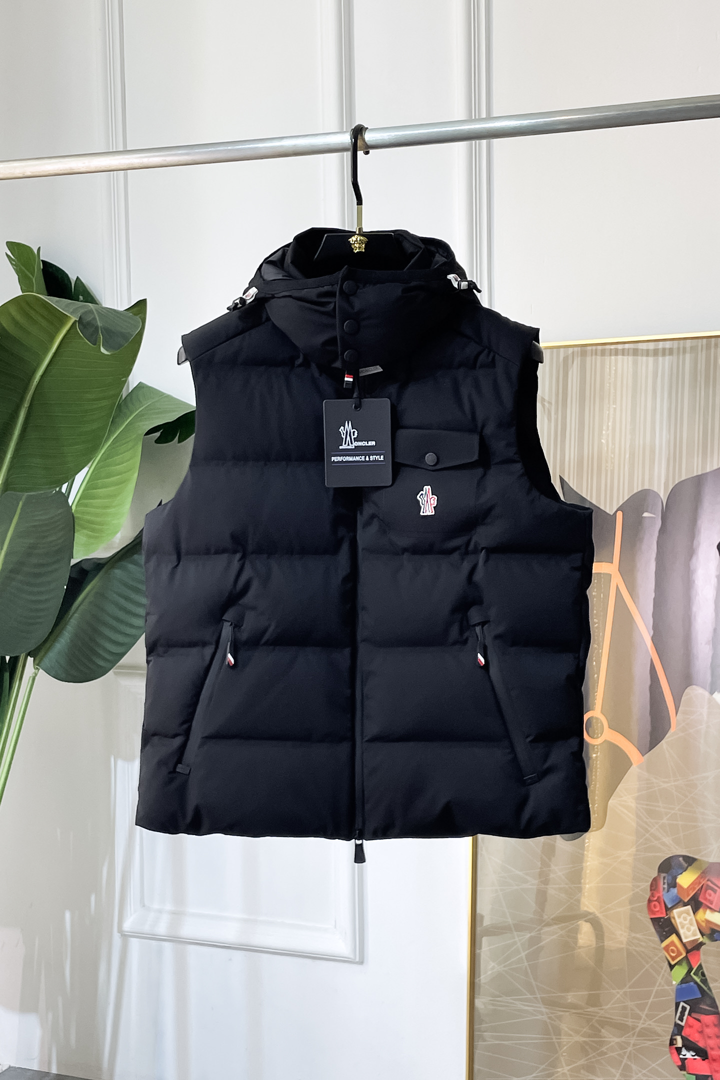 NO:628777,High version!  Meng Mouth - 2025ss new autumn and winter products foreign trade company order simple style fashionable down vest imported original high-quality fiber blended fabric, filled with 95 white duck down inside!  The sag and luster are definitely refreshing and make you look more youthful and energetic. The workmanship is neat and smooth. All the hardware accessories are supplied by customers and come with top-notch accessories. At first glance, they are high-end fabrics. These fabrics are all custom-woven and there is nothing picky about them on the outside. This kind of jacket is for regular wear and is very practical. Sizes M-3XL, Moncler, jackets & coats, down jacket, alexander wang19860909高版本！蒙口 - 2025ss秋冬新品外贸公司订单 简约风格时尚羽绒马甲 进口原版高品质纤维混纺面料,内里填充95白鸭绒！垂度和光泽绝对是提气,更显青春活力,车工走线整齐平整,所有五金附料都是客供带顶级配件 一看就是高档的面料 这种面料都是定织的 外面根本就没有 无任何有挑剔的地方 这样的一件外套属于常备常穿的,实用性很强.尺码M-3XL,,Moncler,jackets & coats,down jacket,alexander wang,Men's clothing