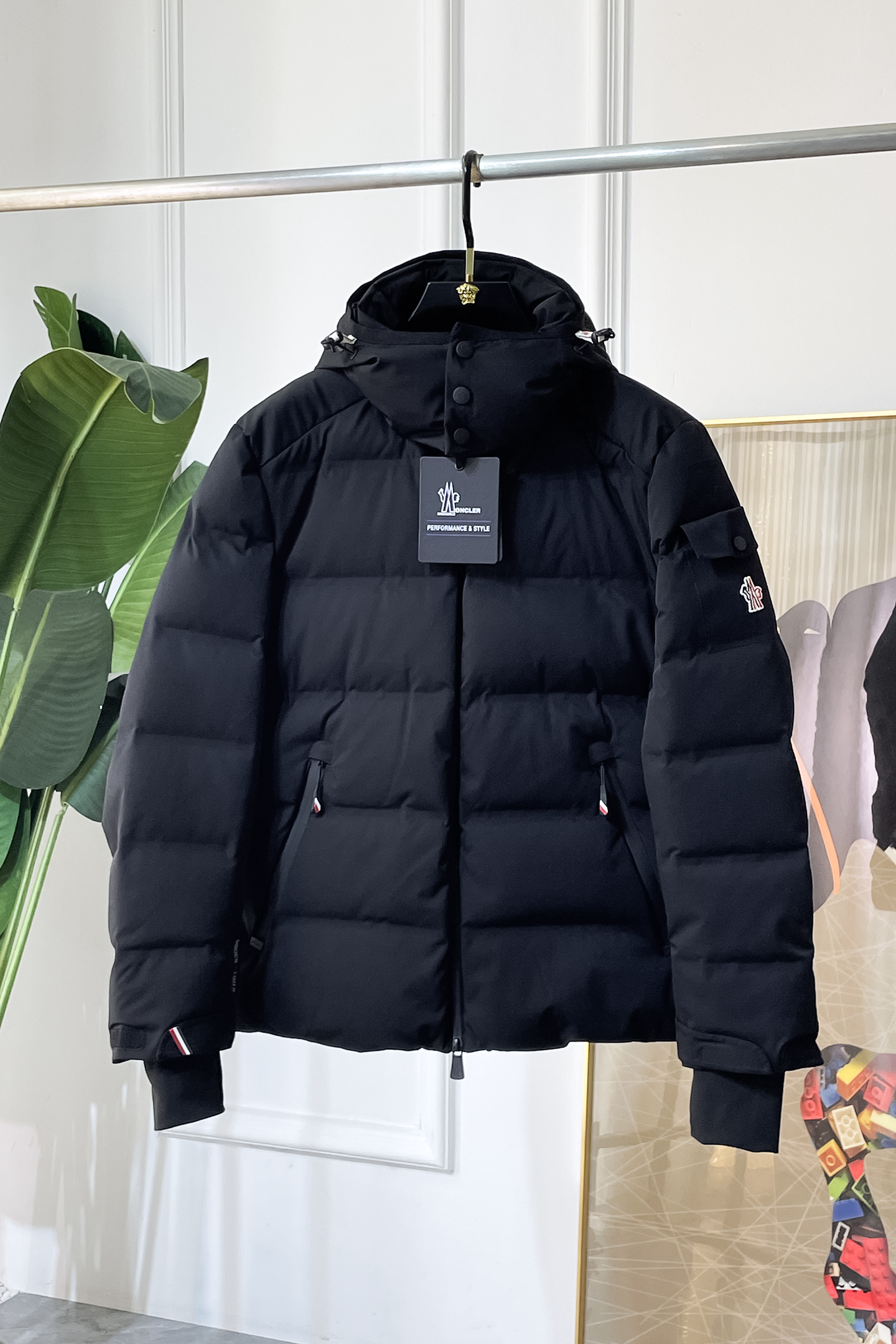 NO:628770,High version!  Mengkou - 2025 new winter down jacket, high-quality design, is a must-have for any man, handsome and handsome. Heavy craftsmanship, 90 down filling, but the fashion stance remains firm, first-class texture, crisp and slim. Classic lapel down, mature and stable style, fine texture, good gloss, and very clear texture, simple and elegant style, strong fashion, version leading the current trend, very good upper body effect, novel fabric, soft hand feel  Fearless and changeable, blooming in comfort and uniqueness. Calmly and confidently walk the way of urban sportsman's spring clothing. Multi-touch fabric selection, showing the eclectic charm. The upper body will not have any wrinkles, the fit is excellent, the upper body is stylish and handsome, the customized accessories are iconic, and the details determine success or failure. Color, color, size M-3XL, can be worn up to 190 pounds.,, Moncler, jackets & coats, down jacket, alexander wang19860909高版本！蒙口 - 2025年冬季新款羽绒服外套,高品质设计,是任何男人都必备的王牌好货,帅气爆表.重工艺直冲工艺,90绒填充,但时尚立场坚挺如故,质感一流,挺括修身.经典翻领的羽绒,成熟稳重风,质感细腻,光泽感佳,且纹理非常清晰,款式简洁大气,时尚度强、版型引领当前趋势,上身效果非常好,面料新颖,手感软 无畏多变,舒适与独特中绽放.从容、自信游走都市型男春装之道.多重触感的面料选择,彰显不拘一格的魅力上身不会有任何褶皱,版型极好,上身有型帅气,定制辅料带有标志性,细节决定成败.颜色图色 尺码M-3XL 最大可穿到190斤.,,Moncler,jackets & coats,down jacket,alexander wang,Men's clothing