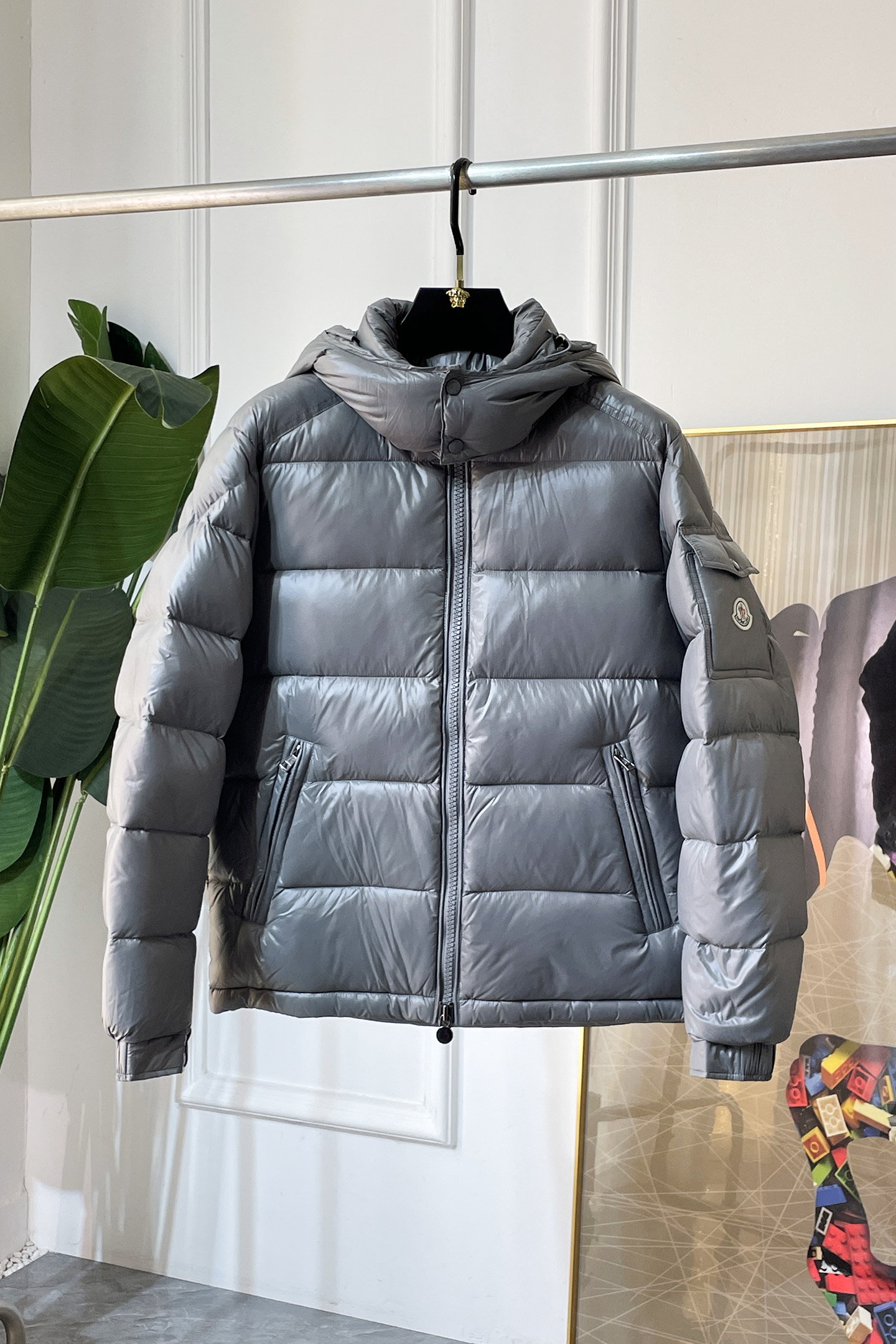 NO:623368,Goose down high version!  Mouth -  2025 new winter goose down down jacket, high-quality design, is a must-have for any man, handsome and handsome. Heavy craftsmanship, 90% goose down filling, but the fashion stance remains firm, first-class texture, crisp and slim. Classic lapel down, mature and stable style, fine texture, good gloss, and very clear texture, simple and elegant style, strong fashion, version leads the current trend, the upper body effect is very good, the fabric is novel and soft to the touch  Fearless and changeable, blooming in comfort and uniqueness. Calmly and confidently walk the way of urban sportsman's spring clothing. Multi-touch fabric selection, showing the eclectic charm. The upper body will not have any wrinkles, the fit is excellent, the upper body is stylish and handsome, the customized accessories are iconic, and the details determine success or failure. Color, color, size M-3XL, can be worn up to 190 pounds.,, Moncler, jackets & coats, down jacket, alexander wang19860909鹅绒高版本！蒙口 - 2025年冬季新款鹅绒羽绒服外套,高品质设计,是任何男人都必备的王牌好货,帅气爆表.重工艺直冲工艺,90鹅绒填充,但时尚立场坚挺如故,质感一流,挺括修身.经典翻领的羽绒,成熟稳重风,质感细腻,光泽感佳,且纹理非常清晰,款式简洁大气,时尚度强、版型引领当前趋势,上身效果非常好,面料新颖,手感软 无畏多变,舒适与独特中绽放.从容、自信游走都市型男春装之道.多重触感的面料选择,彰显不拘一格的魅力上身不会有任何褶皱,版型极好,上身有型帅气,定制辅料带有标志性,细节决定成败.颜色图色 尺码M-3XL 最大可穿到190斤.,,Moncler,jackets & coats,down jacket,alexander wang,Men's clothing