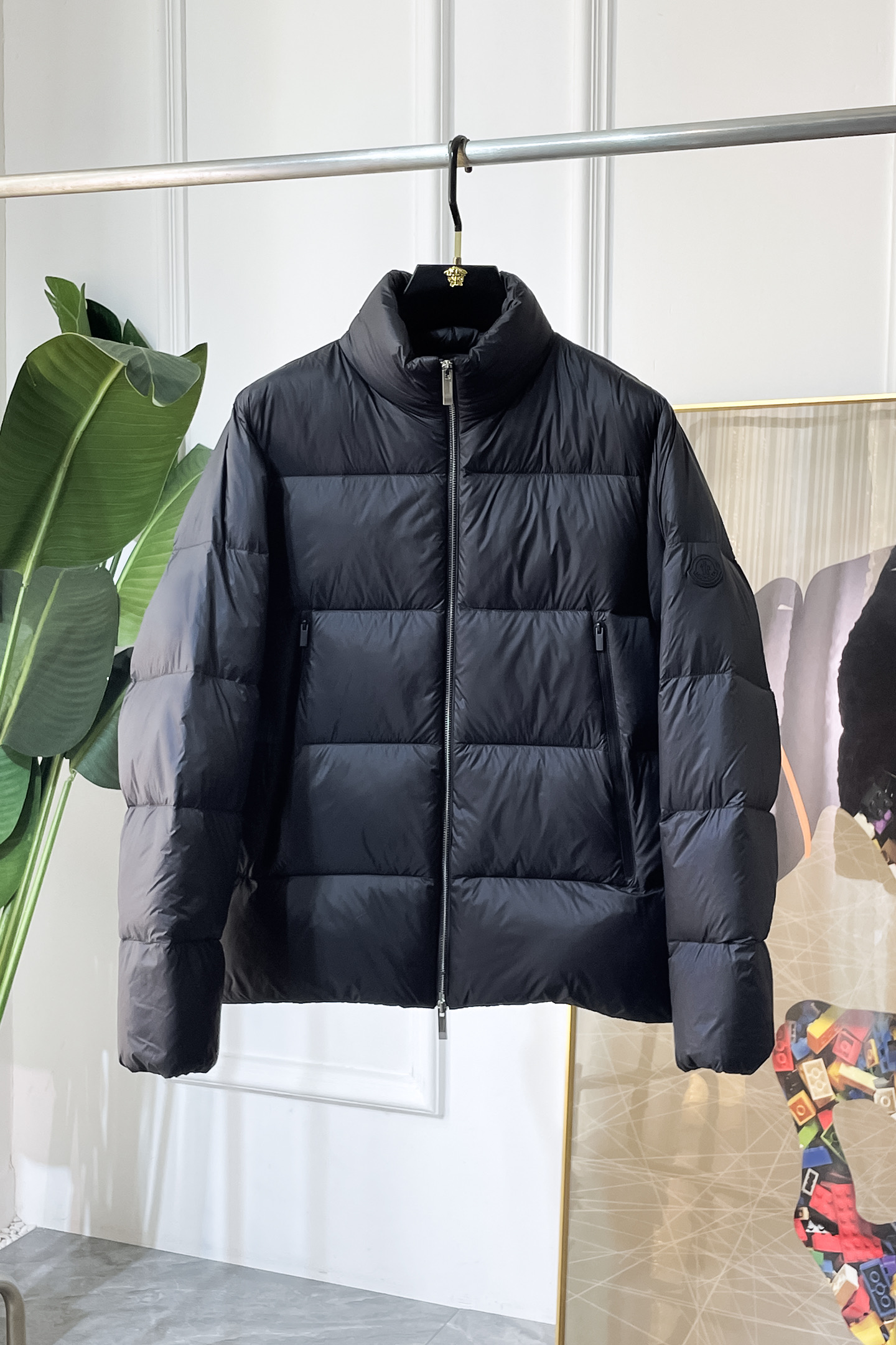 NO:628788,High version!  Mengkou - 2025 new winter down jacket, high-quality design, is a must-have for any man, handsome and handsome. Heavy craftsmanship, 90 down filling, but the fashion stance remains firm, first-class texture, crisp and slim. Classic lapel down, mature and stable style, fine texture, good gloss, and very clear texture, simple and elegant style, strong fashion, version leading the current trend, very good upper body effect, novel fabric, soft hand feel  Fearless and changeable, blooming in comfort and uniqueness. Calmly and confidently walk the way of urban sportsman's spring clothing. Multi-touch fabric selection, showing the eclectic charm. The upper body will not have any wrinkles, the fit is excellent, the upper body is stylish and handsome, the customized accessories are iconic, and the details determine success or failure. Color, color, size M-3XL, can be worn up to 190 pounds.,, Moncler, jackets & coats, down jacket, alexander wang19860909高版本！蒙口 - 2025年冬季新款羽绒服外套,高品质设计,是任何男人都必备的王牌好货,帅气爆表.重工艺直冲工艺,90绒填充,但时尚立场坚挺如故,质感一流,挺括修身.经典翻领的羽绒,成熟稳重风,质感细腻,光泽感佳,且纹理非常清晰,款式简洁大气,时尚度强、版型引领当前趋势,上身效果非常好,面料新颖,手感软 无畏多变,舒适与独特中绽放.从容、自信游走都市型男春装之道.多重触感的面料选择,彰显不拘一格的魅力上身不会有任何褶皱,版型极好,上身有型帅气,定制辅料带有标志性,细节决定成败.颜色图色 尺码M-3XL 最大可穿到190斤.,,Moncler,jackets & coats,down jacket,alexander wang,Men's clothing