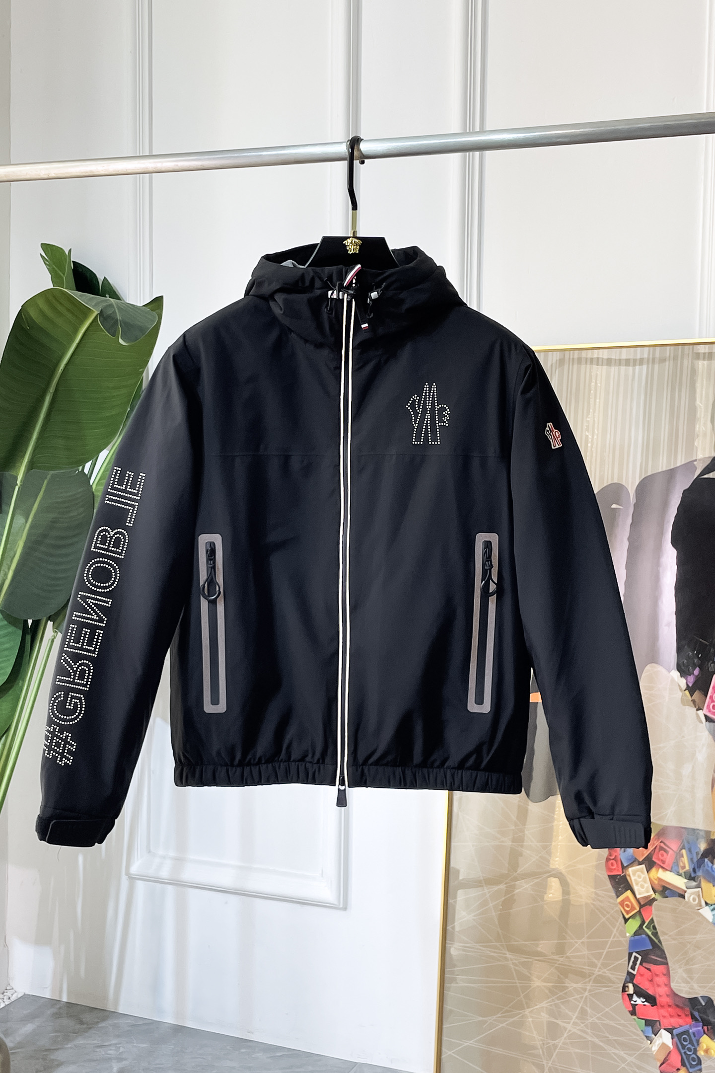 NO:628717,High version!  New Meng Mouth autumn and winter hoodies with cotton and velvet. Trading company channels are rare, leading official website sales!  With its excellent quality and unique design, it has won the love and popularity of consumers!  This is a high-end product that is carefully crafted based on customized high-density nylon material. Its texture is silky and crisp, showing a natural luster, making people know its extraordinary quality at the first touch!  The brand's classic logo is printed on the chest, and the texture is clear and high-end. It is like a silent statement, perfectly displaying the wearer's identity and status. Every detail is full of the brand's unique charm and ultimate pursuit of quality!  The classic lapel style, exquisite tailoring and smooth lines give people a simple but not simple feeling!  The shape design of the three-dimensional patch pocket not only adds a sense of design, but also makes the overall shape very stylish, and the upper body is full of temperament!  Customized hardware zipper buttons, all accessories are very exquisite, giving people a high-quality enjoyment both visually and tactilely!  Color: Black Size: M-3XL,,Moncler,hats,alexander wang19860909高版本！蒙口秋冬新款加棉加绒连帽 贸易公司渠道稀出,领先官网发售！它以其优秀的品质和独特的设计,赢得了广大消费者的喜爱和追捧！ 该是一款以客供定制高密度尼龙材质为基础,精心打造的高级,其质地丝滑挺括,呈现出自然光泽感,让人一触即知其非凡品质！胸前印有品牌经典Logo,质感清晰高级,犹如一种无声的声明,将穿着者的身份与地位完美展现,每一个细节,都充满了品牌的独特魅力和对品质的极致追求！经典的翻领版型,裁剪精致,线条流畅,给人一种简洁而不简单的感觉！立体贴袋的造型设计,不仅增添了设计感,也让整体造型非常有型,上身气质感满满！客供定制的五金拉链纽扣,所有辅料都非常精致,无论是从视觉还是触感上,都能给人一种高品质的享受！ 颜色:黑色 码数:M-3XL,,Moncler,hats,alexander wang,Men's clothing