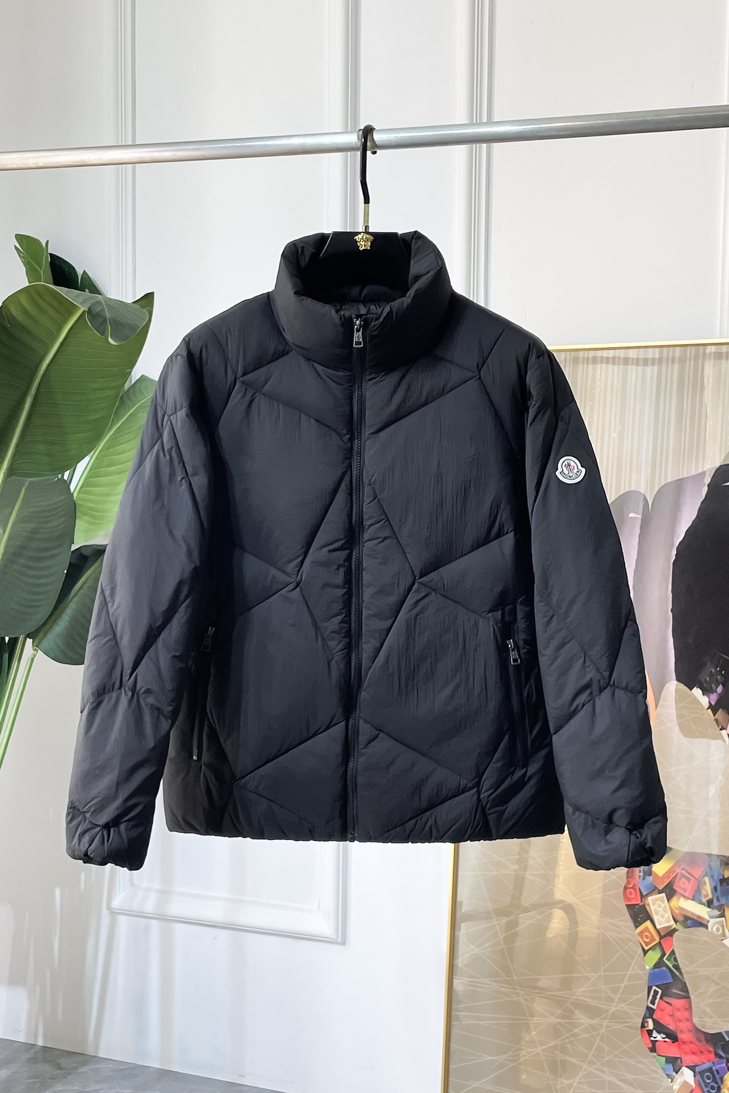 NO:623386,High version!  Mengkou - 2025 new winter down jacket, high-quality design, is a must-have for any man, handsome and handsome. Heavy craftsmanship, 90 down filling, but the fashion stance remains firm, first-class texture, crisp and slim. Classic lapel down, mature and stable style, fine texture, good gloss, and very clear texture, simple and elegant style, strong fashion, version leading the current trend, very good upper body effect, novel fabric, soft hand feel  Fearless and changeable, blooming in comfort and uniqueness. Calmly and confidently walk the way of urban sportsman's spring clothing. Multi-touch fabric selection, showing the eclectic charm. The upper body will not have any wrinkles, the fit is excellent, the upper body is stylish and handsome, the customized accessories are iconic, and the details determine success or failure. Color, color, size M-3XL, can be worn up to 190 pounds.,, Moncler, jackets & coats, down jacket, alexander wang19860909高版本！蒙口 - 2025年冬季新款羽绒服外套,高品质设计,是任何男人都必备的王牌好货,帅气爆表.重工艺直冲工艺,90绒填充,但时尚立场坚挺如故,质感一流,挺括修身.经典翻领的羽绒,成熟稳重风,质感细腻,光泽感佳,且纹理非常清晰,款式简洁大气,时尚度强、版型引领当前趋势,上身效果非常好,面料新颖,手感软 无畏多变,舒适与独特中绽放.从容、自信游走都市型男春装之道.多重触感的面料选择,彰显不拘一格的魅力上身不会有任何褶皱,版型极好,上身有型帅气,定制辅料带有标志性,细节决定成败.颜色图色 尺码M-3XL 最大可穿到190斤.,,Moncler,jackets & coats,down jacket,alexander wang,Men's clothing