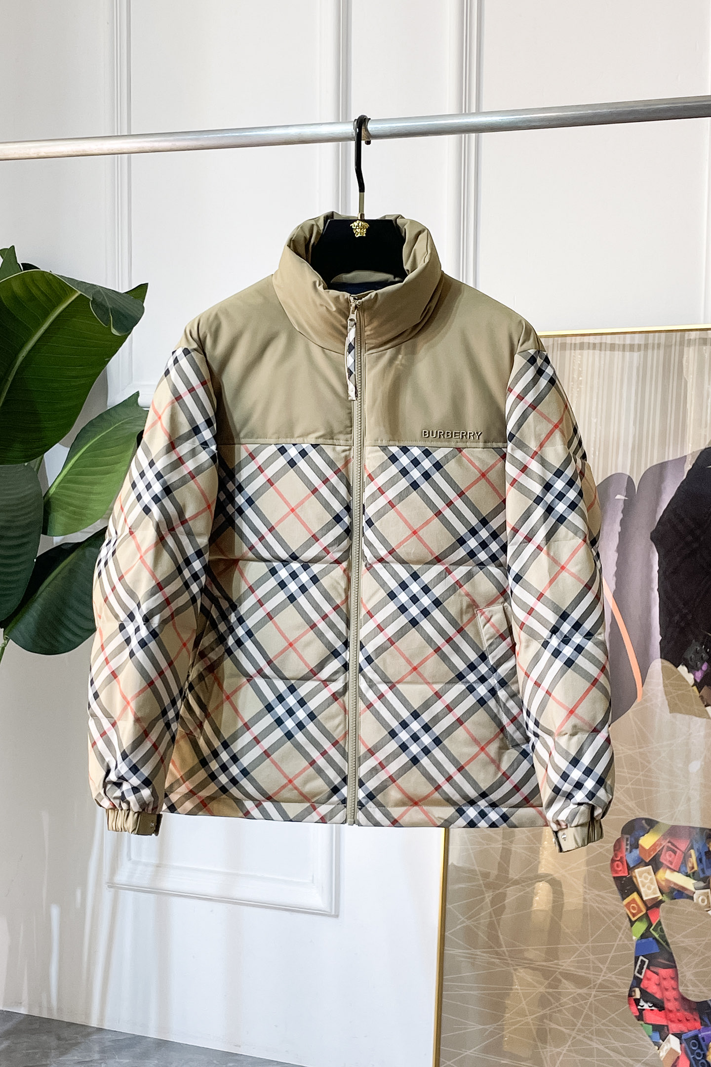 NO:623389,High version!  Burberry -  2025 new winter down jacket, high-quality design, is a must-have for any man, handsome and handsome. Heavy craftsmanship, 90 down filling, but the fashion stance remains firm, first-class texture, crisp and slim. Classic lapel down, mature and stable style, fine texture, good gloss, and very clear texture, simple and elegant style, strong fashion, version leading the current trend, very good upper body effect, novel fabric, soft feel  Fearless and changeable, blooming in comfort and uniqueness. Calmly and confidently walk the way of urban sportsman's spring clothing. Multi-touch fabric selection, showing the eclectic charm. The upper body will not have any wrinkles, the fit is excellent, the upper body is stylish and handsome, the customized accessories are iconic, and the details determine success or failure. Color picture size M-3XL can be worn up to 190 pounds.,, burberry, jackets & coats, down jacket, alexander wang19860909高版本！巴宝莉- 2025年冬季新款羽绒服外套,高品质设计,是任何男人都必备的王牌好货,帅气爆表.重工艺直冲工艺,90绒填充,但时尚立场坚挺如故,质感一流,挺括修身.经典翻领的羽绒,成熟稳重风,质感细腻,光泽感佳,且纹理非常清晰,款式简洁大气,时尚度强、版型引领当前趋势,上身效果非常好,面料新颖,手感软 无畏多变,舒适与独特中绽放.从容、自信游走都市型男春装之道.多重触感的面料选择,彰显不拘一格的魅力上身不会有任何褶皱,版型极好,上身有型帅气,定制辅料带有标志性,细节决定成败.颜色图色 尺码M-3XL 最大可穿到190斤.,,burberry,jackets & coats,down jacket,alexander wang,Men's clothing