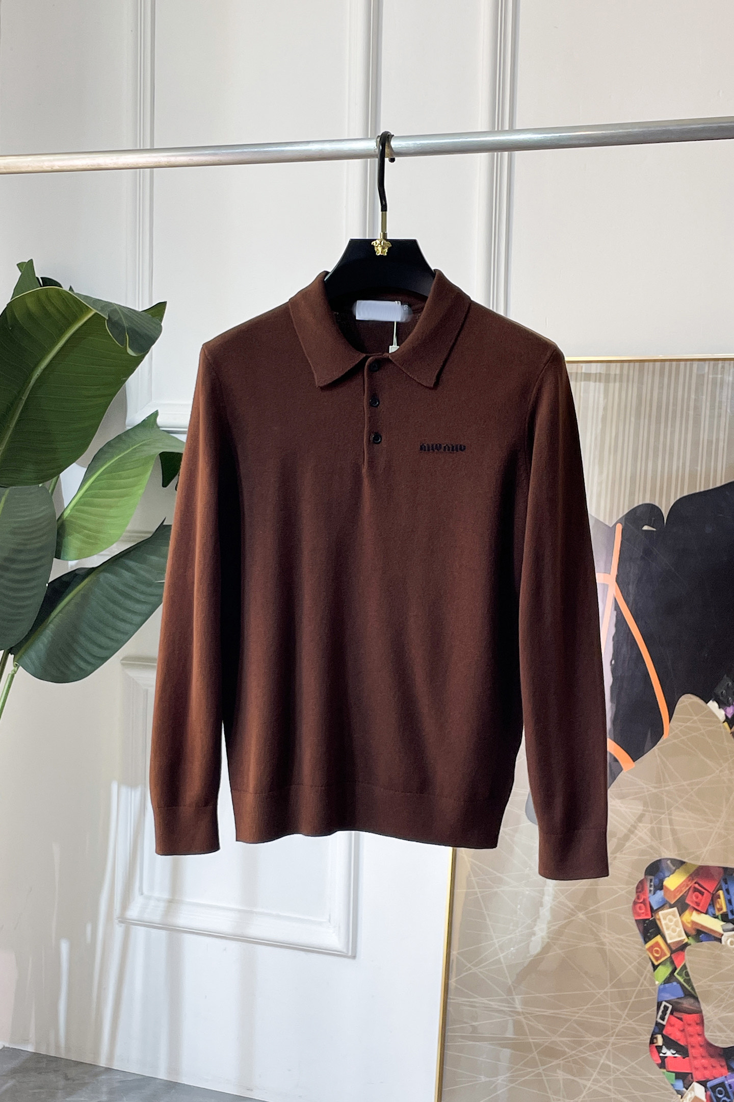 NO:645452,Miu Miu - 2025ss Autumn and Winter Counter's best-selling boutique polo sweater, casual and fashionable outer wear, a must-have for inner wear, custom-made imported sheep wool fabric, the fabric has a delicate feel, close to the body and is comfortable without digging into the flesh, and the upper body has a good shape. It is warm to wear, and the counter logo design is very unique. The original quality and craftsmanship are definitely the highest version on the market. The top original version is awesome to wear. It is soft and crisp, not easy to deform. The seams and seams are very rigorous and elegant. Absolute first-line OEM requirements!  Don’t miss it, male gods!  Size M-3XL,,alexander wang19860909谬谬 - 2025ss秋冬专柜大爆款精品polo毛衫,休闲时尚外穿 内搭必备款,定制进口绵羊毛面料,面料手感细腻,贴身舒适不扎肉,上身版型好 穿着保暖,专柜标志设计非常独特,原版品质与工艺 绝对市场最高版本 顶级原版穿着超赞 柔顺挺括,不易变形.锁边缝盘都非常严谨考究 绝对一线代工要求！男神们别错过！ 尺码 M-3XL,,alexander wang,Men's clothing