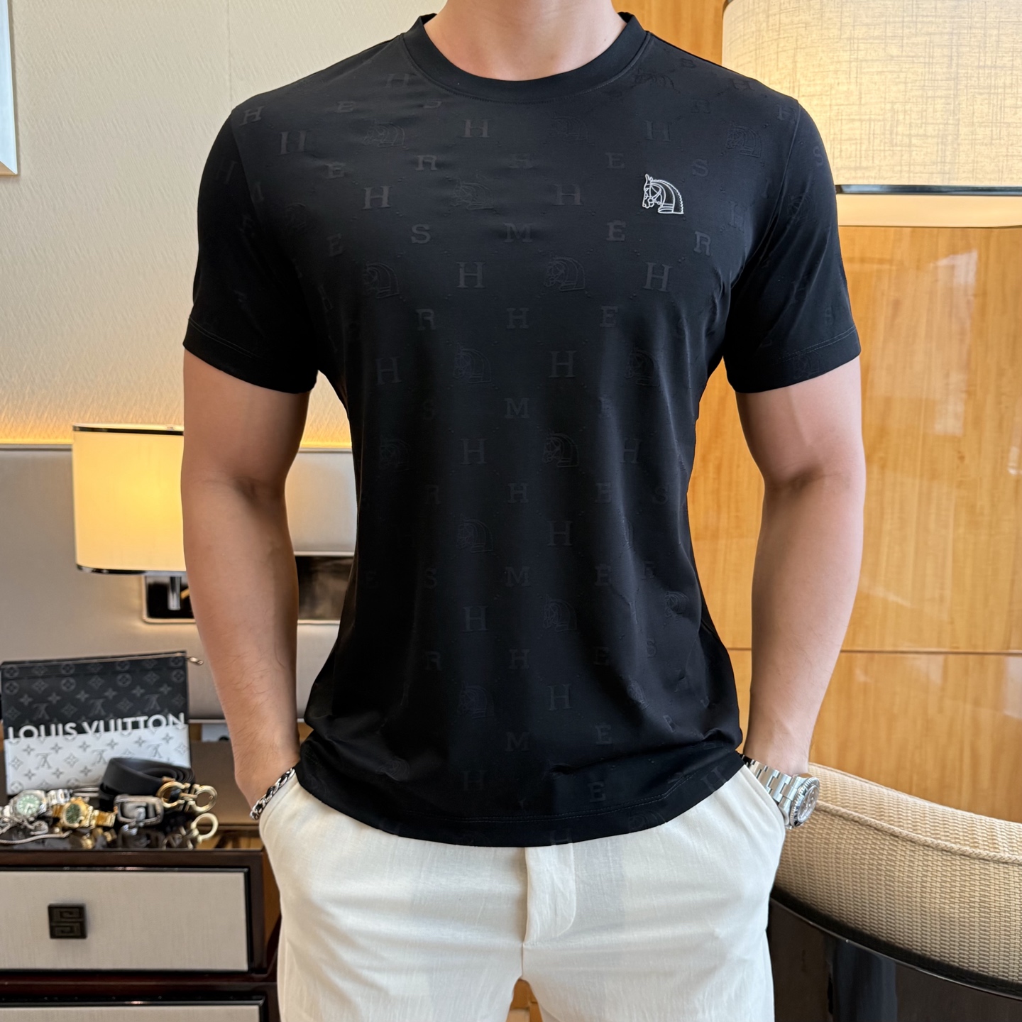 NO:840680,Hermès - 2026ss Year of the Horse Spring and Summer high-quality short-sleeved T-shirts. Official website synchronization. High-end quality. Customized top-grade mercerized cotton fabric, 1:1 production by top manufacturers, fashionable brand heavy craftsmanship logo design, soft and delicate feel. Skin-friendly and comfortable to wear. Versatile and casual. The upper body is very good. Handsome. A must-have for trendy men. Sizes M-3XL. Can wear up to 200 pounds!  ,,hermes,T-shirt,tees,t-shirt,19860909爱玛仕 - 2026ss马年贺岁款春夏精品短袖T恤 官网同步 高端品质 定制顶级丝光棉面料,顶级大厂1:1制作,时尚大牌重工艺logo设计,手感柔软细腻 穿着亲肤舒适 百搭休闲 上身非常赞 帅气 潮男必备品 尺码M-3XL 最大可穿200斤！,,hermes,T-shirt,tees，t-shirt,,Men's clothing