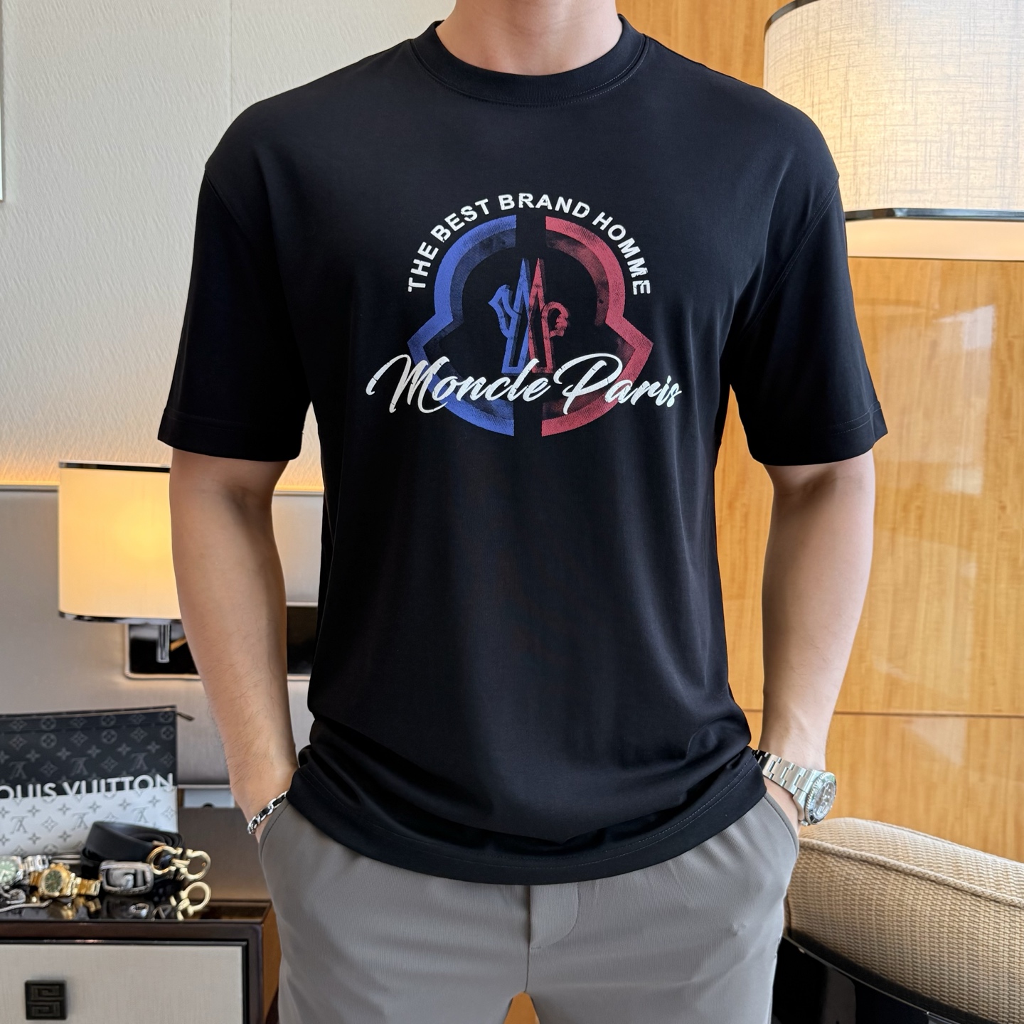NO:840671,Mouth Mouth - 2026ss Year of the Horse spring and summer high-quality short-sleeved T-shirts. Official website synchronization. High-end quality. Customized top-grade mercerized cotton fabric, 1:1 production by top manufacturers, fashionable brand heavy craftsmanship logo design, soft and delicate feel. Skin-friendly and comfortable to wear. Versatile and casual. The upper body is very good. Handsome. A must-have for trendy men. Sizes M-3XL. Can wear up to 200 pounds!  ,,Moncler,T-shirt,tees,t-shirt,19860909蒙口 - 2026ss马年贺岁款春夏精品短袖T恤 官网同步 高端品质 定制顶级丝光棉面料,顶级大厂1:1制作,时尚大牌重工艺logo设计,手感柔软细腻 穿着亲肤舒适 百搭休闲 上身非常赞 帅气 潮男必备品 尺码M-3XL 最大可穿200斤！,,Moncler,T-shirt,tees，t-shirt,,Men's clothing