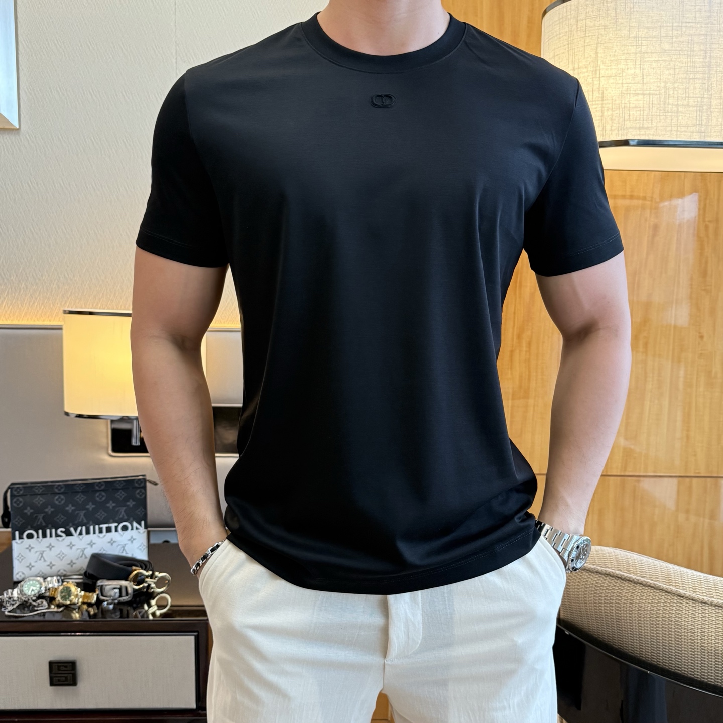 NO:776642,Dior - 2026ss Year of the Horse spring and summer high-quality short-sleeved T-shirt. Official website synchronization. High-end quality. Customized top-grade mercerized cotton fabric, 1:1 production by top manufacturers, fashionable brand heavy craftsmanship logo design, soft and delicate feel. Skin-friendly and comfortable to wear. Versatile and casual. The upper body is very good. Handsome. A must-have for trendy men. Sizes M-3XL. Can wear up to 200 pounds!  ,,dior,T-shirt,tees,t-shirt,19860909迪奥 - 2026ss马年贺岁款春夏精品短袖T恤 官网同步 高端品质 定制顶级丝光棉面料,顶级大厂1:1制作,时尚大牌重工艺logo设计,手感柔软细腻 穿着亲肤舒适 百搭休闲 上身非常赞 帅气 潮男必备品 尺码M-3XL 最大可穿200斤！,,dior,T-shirt,tees，t-shirt,,Men's clothing