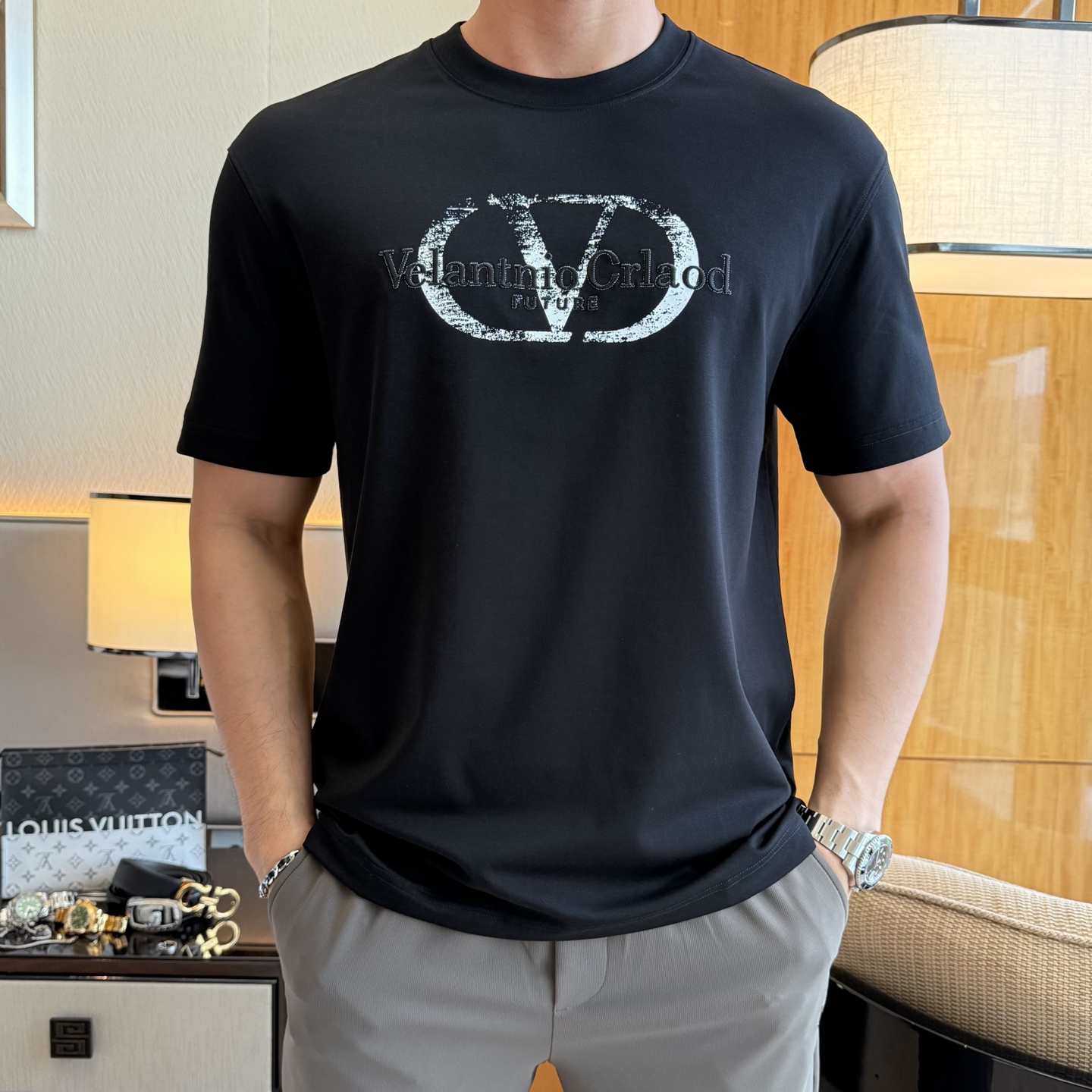NO:835423,Huajia Tiannu - 2026ss Year of the Horse Spring and Summer high-quality short-sleeved T-shirt. Official website synchronization. High-end quality. Customized top-grade mercerized cotton fabric, 1:1 production by top manufacturers, fashionable brand heavy craftsmanship logo design, soft and delicate feel. Skin-friendly and comfortable to wear. Versatile and casual. The upper body is very good. Handsome. A must-have for trendy men. Size M-3XL. Can wear up to 200 pounds!  ,,T-shirt,tees,t-shirt,19860909华价天奴 - 2026ss马年贺岁款春夏精品短袖T恤 官网同步 高端品质 定制顶级丝光棉面料,顶级大厂1:1制作,时尚大牌重工艺logo设计,手感柔软细腻 穿着亲肤舒适 百搭休闲 上身非常赞 帅气 潮男必备品 尺码M-3XL 最大可穿200斤！,,T-shirt,tees，t-shirt,,Men's clothing