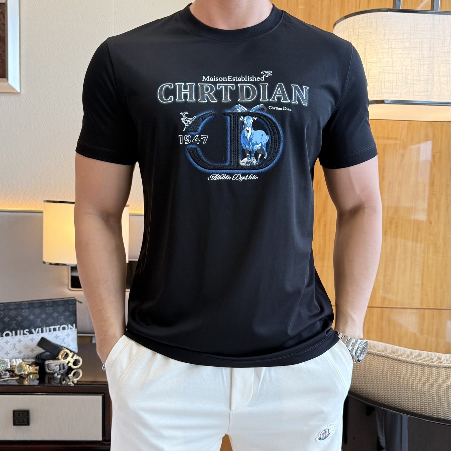 NO:840676,Dior - 2026ss Year of the Horse spring and summer high-quality short-sleeved T-shirt. Official website synchronization. High-end quality. Customized top-grade mercerized cotton fabric, 1:1 production by top manufacturers, fashionable brand heavy craftsmanship logo design, soft and delicate feel. Skin-friendly and comfortable to wear. Versatile and casual. The upper body is very good. Handsome. A must-have for trendy men. Sizes M-3XL. Can wear up to 200 pounds!  ,,dior,T-shirt,tees,t-shirt,19860909迪奥 - 2026ss马年贺岁款春夏精品短袖T恤 官网同步 高端品质 定制顶级丝光棉面料,顶级大厂1:1制作,时尚大牌重工艺logo设计,手感柔软细腻 穿着亲肤舒适 百搭休闲 上身非常赞 帅气 潮男必备品 尺码M-3XL 最大可穿200斤！,,dior,T-shirt,tees，t-shirt,,Men's clothing