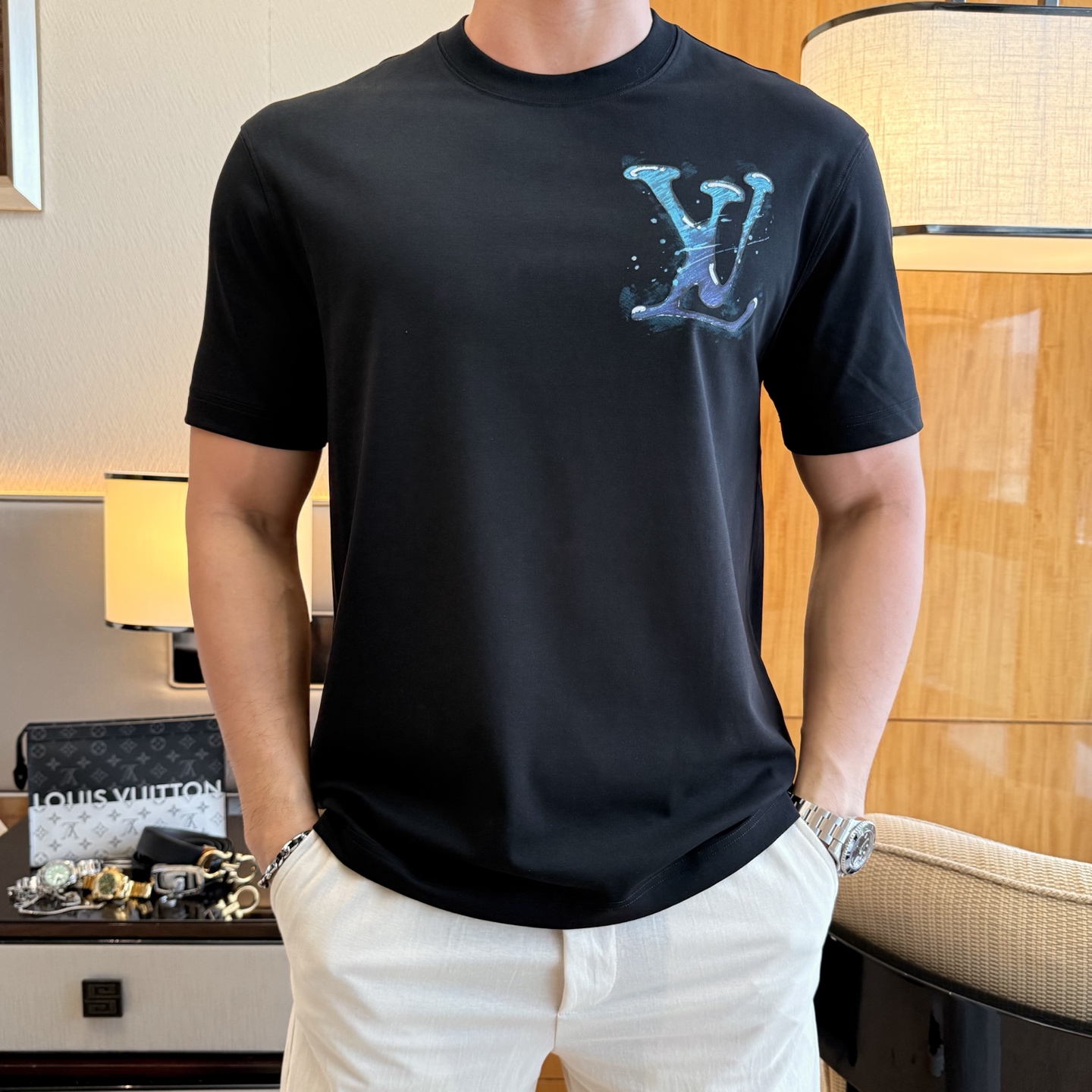 NO:849214,LV - 2026 Year of the Horse spring and summer new men's wide-edition short-sleeved T-shirt, urban casual style, a highly designed item, top-grade foreign merchants provide customized cotton fabrics, extremely comfortable and breathable, positive skin-friendly, subverting the comfort experience brought by traditional fabrics, exquisite craftsmanship and accessories. The brand LOGO pattern on the chest is made with unique craftsmanship, with strong style. Original tailoring, meticulous detail processing better highlights its quality. Loose size M-3XL  The maximum weight you can wear!  ,,louis vuitton,T-shirt,tees,t-shirt,19860909LV - 2026马年春夏新款男士阔版短袖T恤,都市休闲风格,极具设计感的一款单品,顶级外商客供定制棉面料,上手极微舒适透气,亲肤性积极,颠覆传统面料所带来的舒适体验,工艺辅料考究.胸前品牌LOGO图案以独特工艺制作而成,风格性极强.原版剪裁,一丝不苟细节处理更佳彰显其品质.宽松尺码M-3XL 最大可穿斤！,,louis vuitton,T-shirt,tees，t-shirt,,Men's clothing