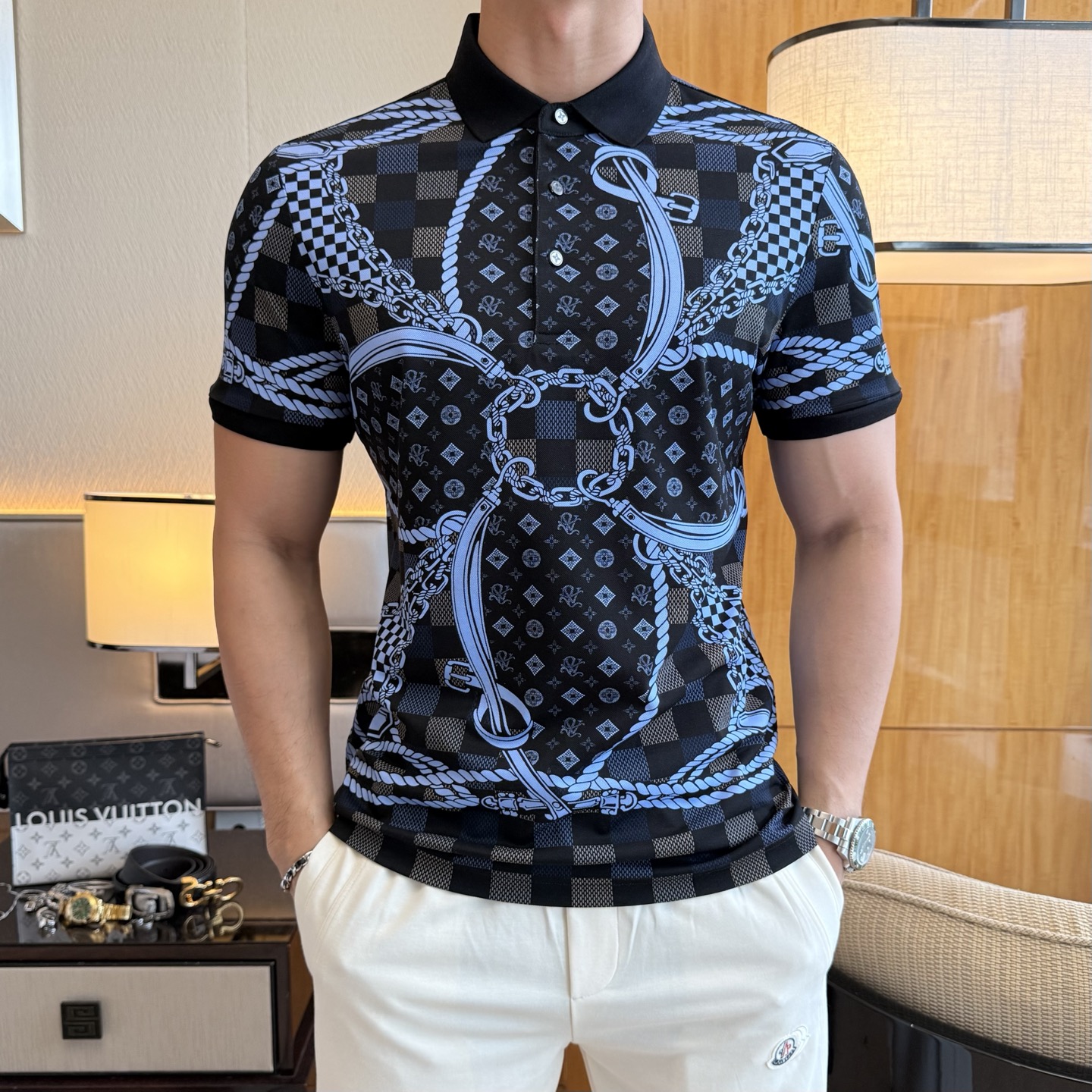 NO:914875,LV - 2026ss new spring and summer new polo collar short-sleeved series for the Year of the Horse. Selected high-quality double mercerized pique cotton fabrics, fashionable big-name element logo design, awesome upper body shape, fine, comfortable and breathable fabrics, super good-looking and a must-have for fashionable men with any combination!  Sizes M-3XL can fit up to 200 pounds!  ,,louis vuitton,T-shirt,19860909LV - 2026ss马年春夏新款polo领短袖系列.精选优质双丝光珠地棉面料,时尚大牌元素logo设计,上身版型超赞,面料细腻舒适透气,随意搭配都超级好看时尚型男必备款哦！尺码M-3XL 最大可穿200斤！,,louis vuitton,T-shirt,,Men's clothing