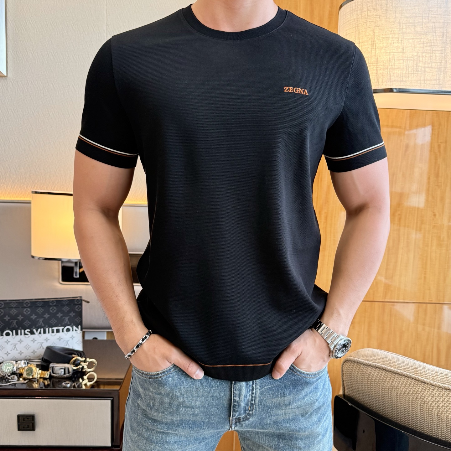 NO:835431,Zegna - 2026ss Spring and Summer high-quality short-sleeved T-shirt for the Year of the Horse, synchronized with the official website, high-end quality, customized top-grade mercerized pique cotton fabric, 1:1 production by top manufacturers, fashionable brand heavy craftsmanship logo design, soft and delicate feel, skin-friendly and comfortable to wear, versatile and casual, the upper body is very good, handsome, a must-have for trendy men, size M-3XL, can wear up to 190 pounds!  ,,zegna,T-shirt,tees,t-shirt,19860909杰尼娅 - 2026ss马年贺岁款春夏精品短袖T恤 官网同步 高端品质 定制顶级丝光珠地棉面料,顶级大厂1:1制作,时尚大牌重工艺logo设计,手感柔软细腻 穿着亲肤舒适 百搭休闲 上身非常赞 帅气 潮男必备品 尺码M-3XL 最大可穿190斤！,,zegna,T-shirt,tees，t-shirt,,Men's clothing
