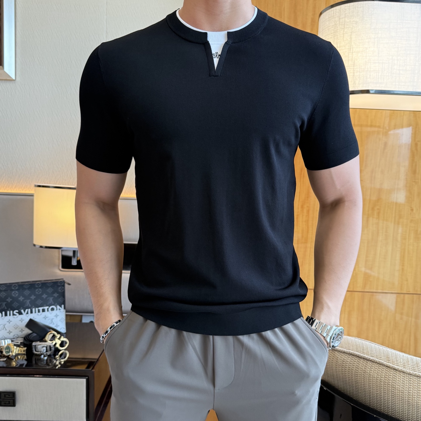 NO:835411,Mengkou - 2026ss Year of the Horse Spring and Summer's latest popular high-quality knitted short-sleeved T-shirt, custom-made imported soft Yilite fabric, embellished with fashionable big-name element logos, breathable fabric, delicate and soft texture, cool and smooth against the body. Moisture-wicking, simple and generous yet fashionable, three-dimensional tailoring, super stylish upper body!  A must-have for fashionistas, sizes M-3XL, can be worn up to 190 pounds!  ,,Moncler,T-shirt,tees,t-shirt,19860909蒙口- 2026ss马年春夏最新大爆款精品针织短袖T恤,定制进口轻柔伊力特面料,时尚大牌元素logo点缀,会呼吸的面料,质感细腻柔软,贴身冰爽顺滑.吸湿排汗,简约大方又不失时尚,版型立体裁剪,上身超有型！时尚潮人必备款 尺码M-3XL 最大可穿可穿190斤！,,Moncler,T-shirt,tees，t-shirt,,Men's clothing