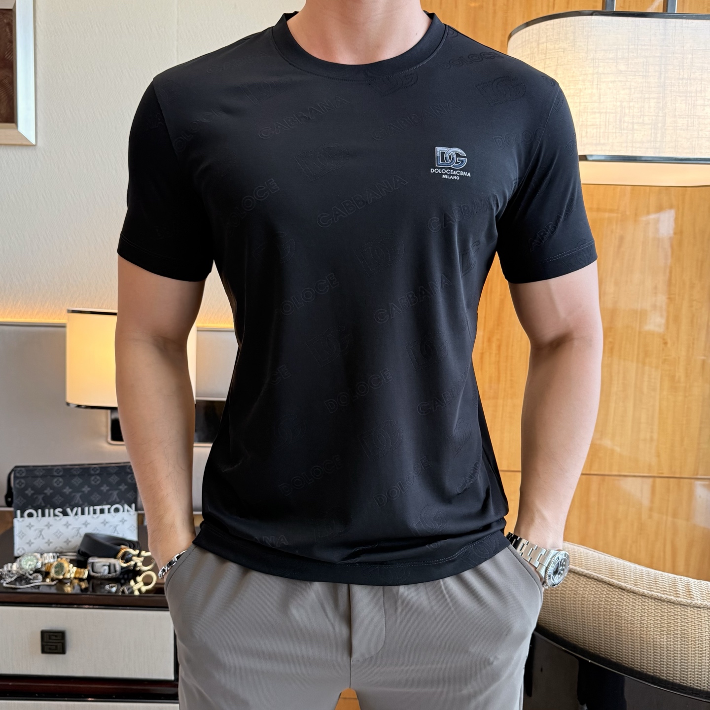 NO:840724,DG - 2026ss Spring and Summer high-quality short-sleeved T-shirt for the Year of the Horse, synchronized with the official website, high-end quality, custom-made top-grade mercerized cotton fabric, 1:1 production by top manufacturers, fashionable brand heavy craftsmanship logo design, soft and delicate feel, skin-friendly and comfortable to wear, versatile and casual, the upper body is very good, handsome, a must-have for trendy men, size M-3XL, can wear up to 200 pounds!  ,,T-shirt,tees,t-shirt,19860909DG - 2026ss马年贺岁款春夏精品短袖T恤 官网同步 高端品质 定制顶级丝光棉面料,顶级大厂1:1制作,时尚大牌重工艺logo设计,手感柔软细腻 穿着亲肤舒适 百搭休闲 上身非常赞 帅气 潮男必备品 尺码M-3XL 最大可穿200斤！,,T-shirt,tees，t-shirt,,Men's clothing